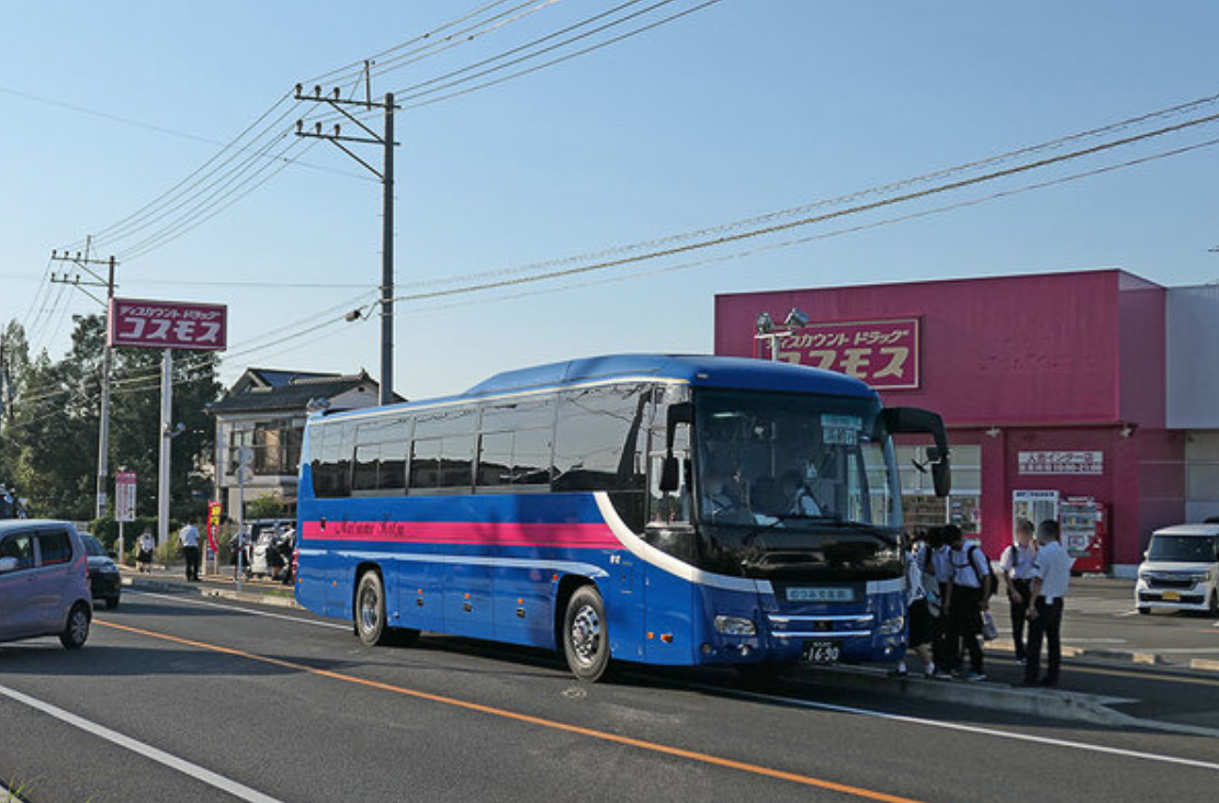 ファミリーマート人吉インター店前（ドラッグストアコスモス前）に停車するバス（2021年10月撮影）