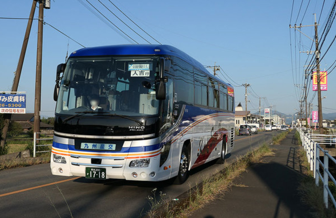 国道沿いを走る代行バス。人吉市の中心部に直行する便（2021年11月撮影）