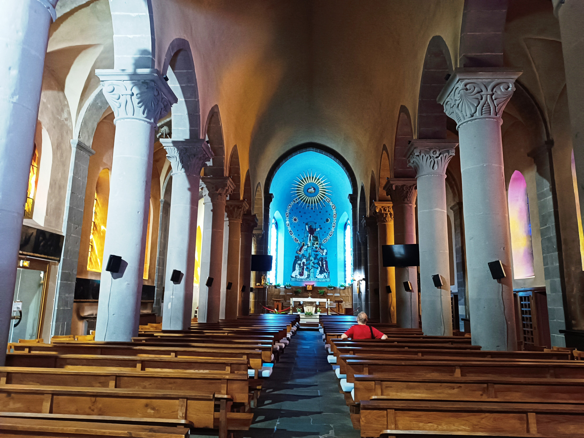 町中にある教会Eglise Saint-Pardouxの内部は、水をテーマにした青い壁が目を引きます