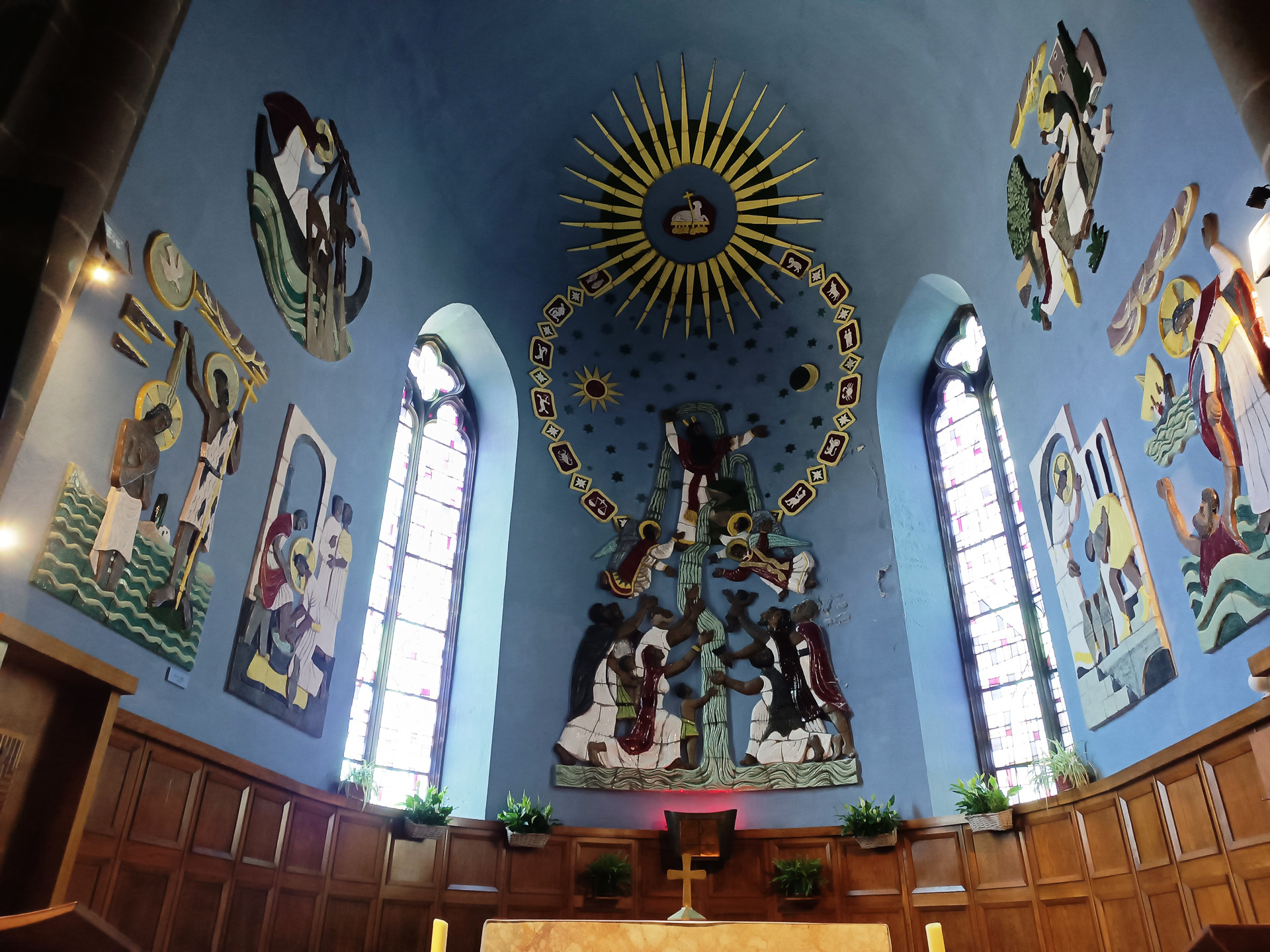 町中にある教会Eglise Saint-Pardouxの内部は、水をテーマにした青い壁が目を引きます