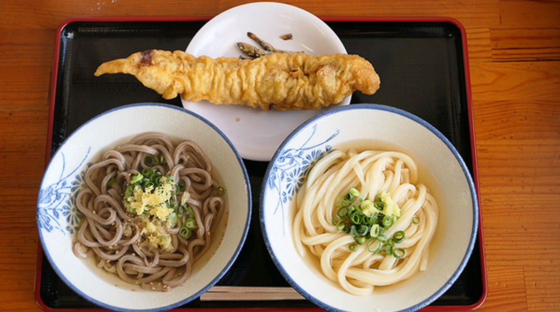 讃岐うどんとそば。香川県高松市「手打ち麺や大島」にて