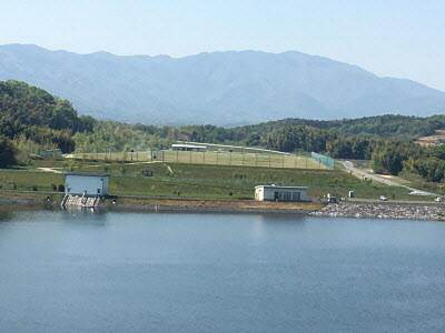 宝山湖は、香川用水から送られてくる水を貯め込んでいる（三豊市Webサイトより）