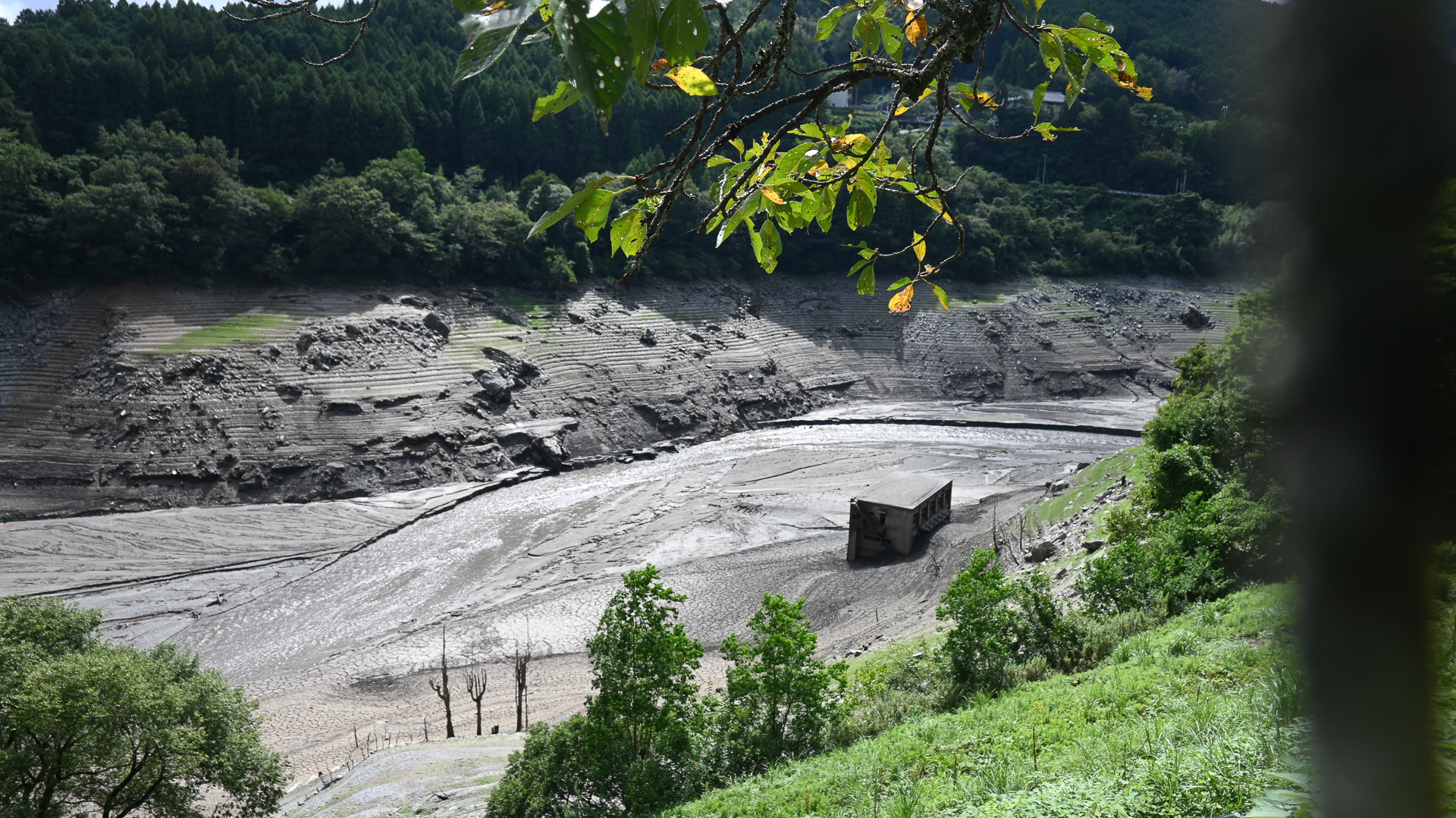 2026年9月時点での旧・大川村役場。湖底はもはや、せせらぎ程度の流れしかない（立ち入り禁止の区域外からフェンス越しに撮影）