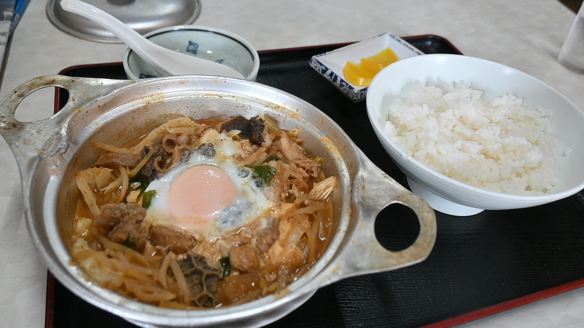 聖剣チンタツ鍋。ハチノスなどのホルモンがごろごろ入っている