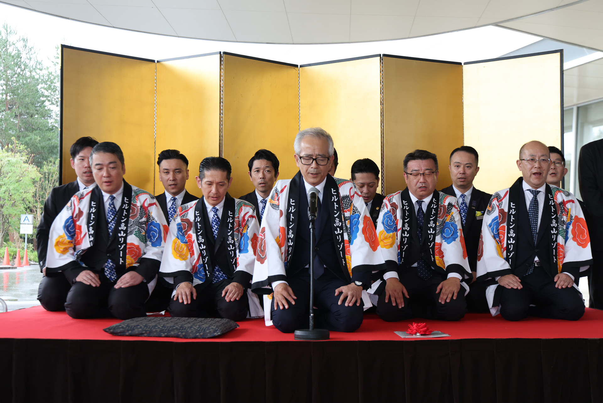ヒルトン高山リゾートの開業を「めでた」で祝う。中央は高山市副市長の清水雅宏氏