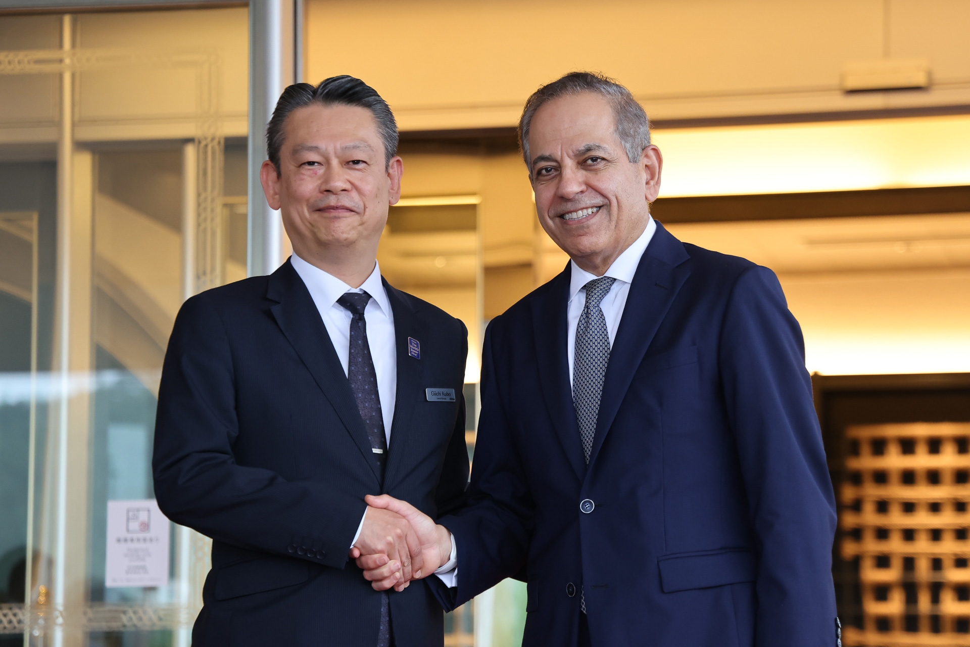 囲み取材後、握手を交わすヒルトン高山リゾート総支配人 久保儀一氏とジョセフ・カイララ氏