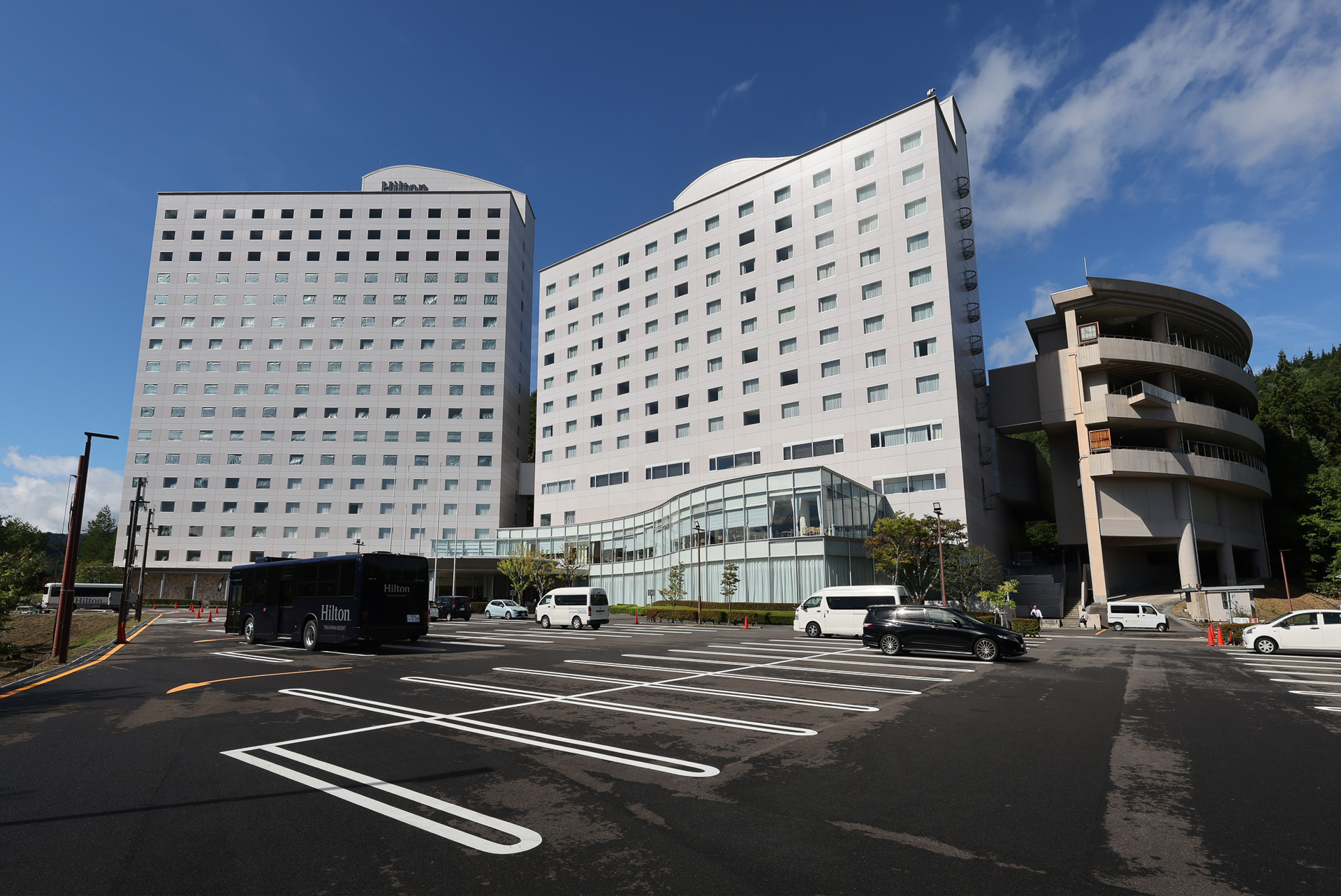 駐車場も広く出し入れは自由で、観光にも足を伸ばしやすい。EV充電スポットも完備