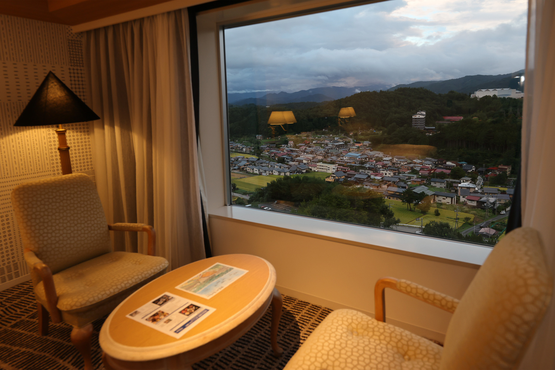 この部屋に限らず全客室の窓が南東側を向いていて眺望が素晴らしい