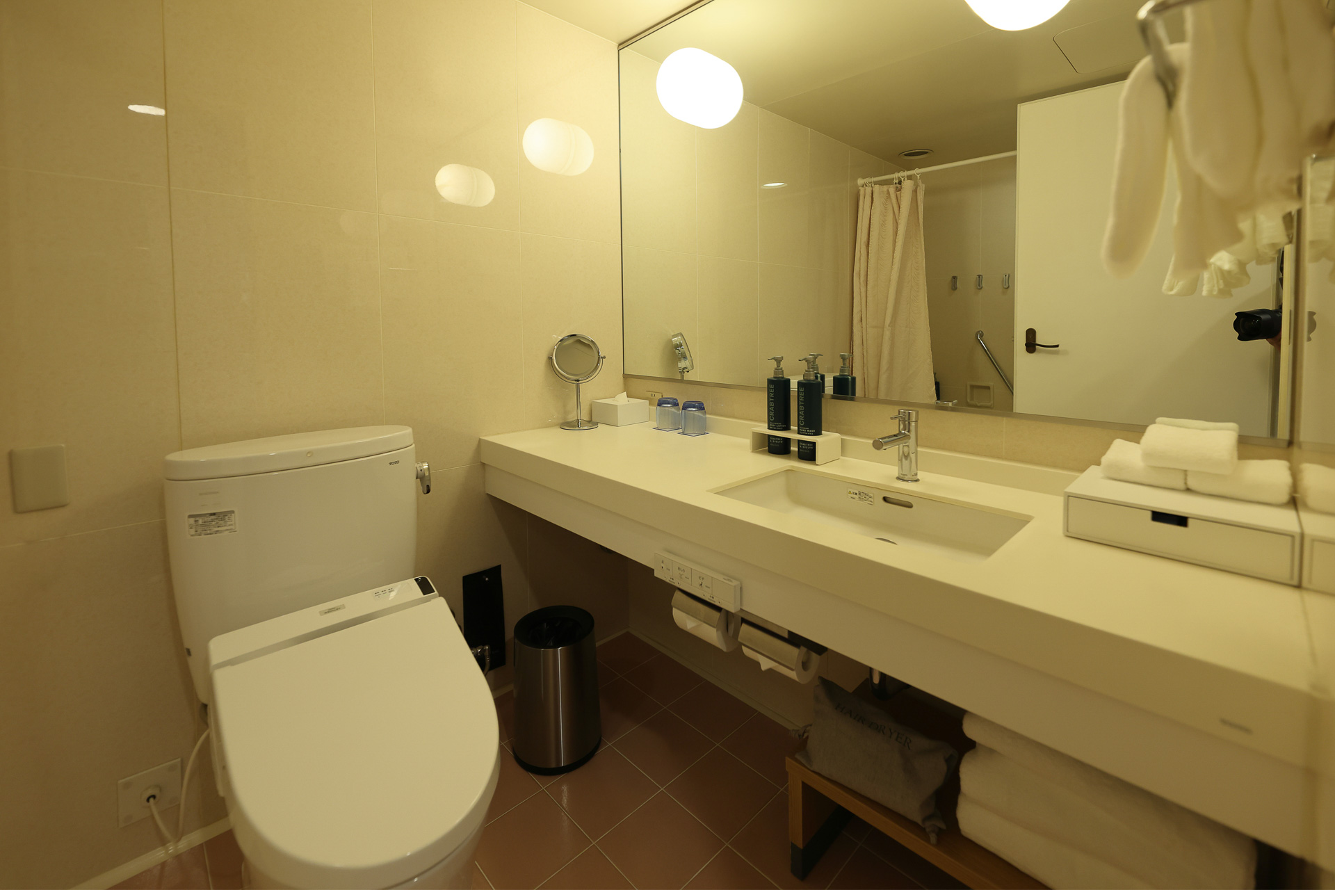 バス、トイレは余裕のある広さで、アメニティも機能的にまとめてある