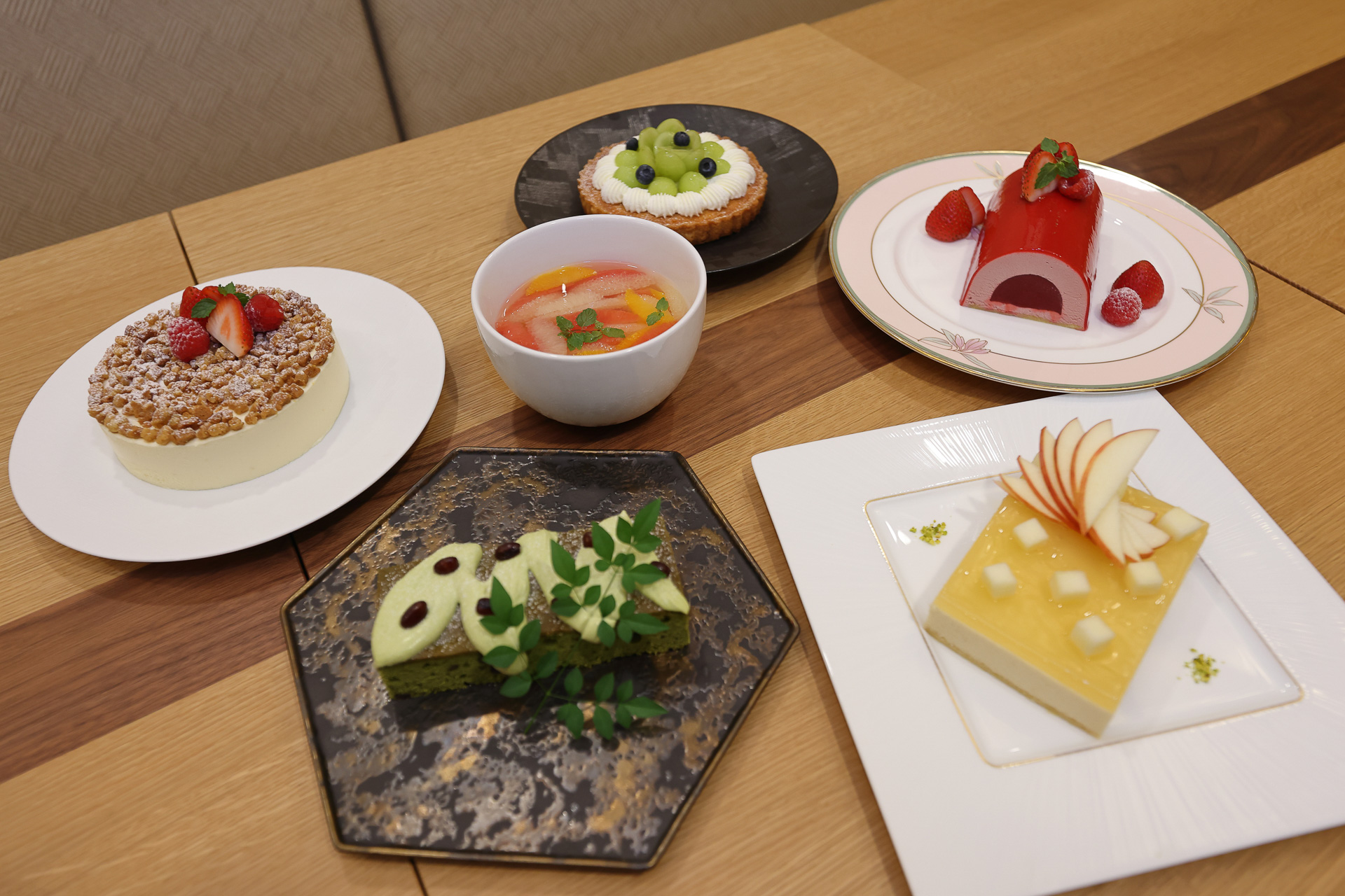 デザートも多種類を用意。ワゴンサービスで届けられ、好きなものを好きなだけいただけるとのこと
