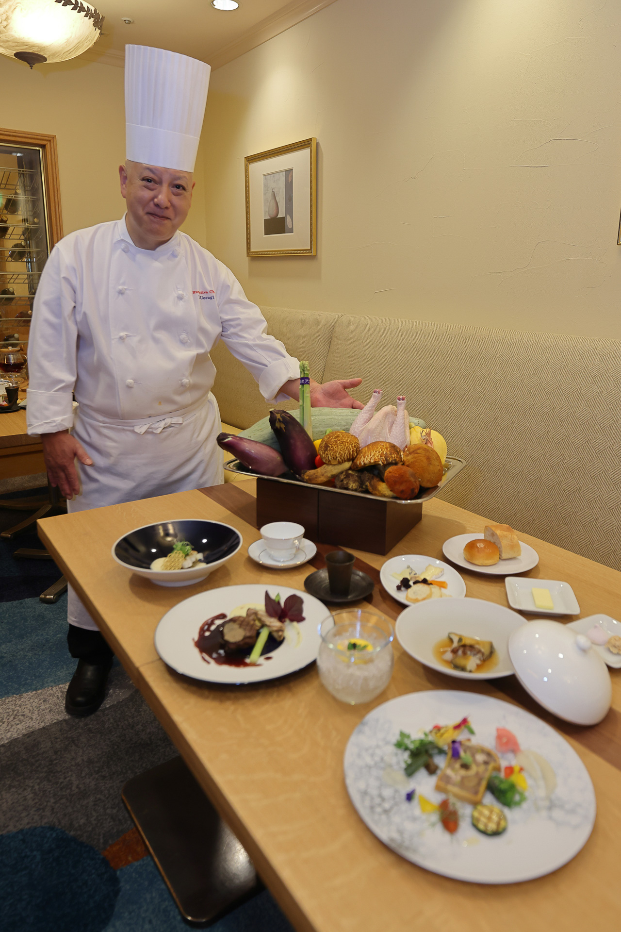 洋食料理長 上杉浩一氏。「飛騨高山の魅力を料理に込めました。世界と飛騨高山をつなぐ、この場所ならではの食体験をご提供します」とコメント