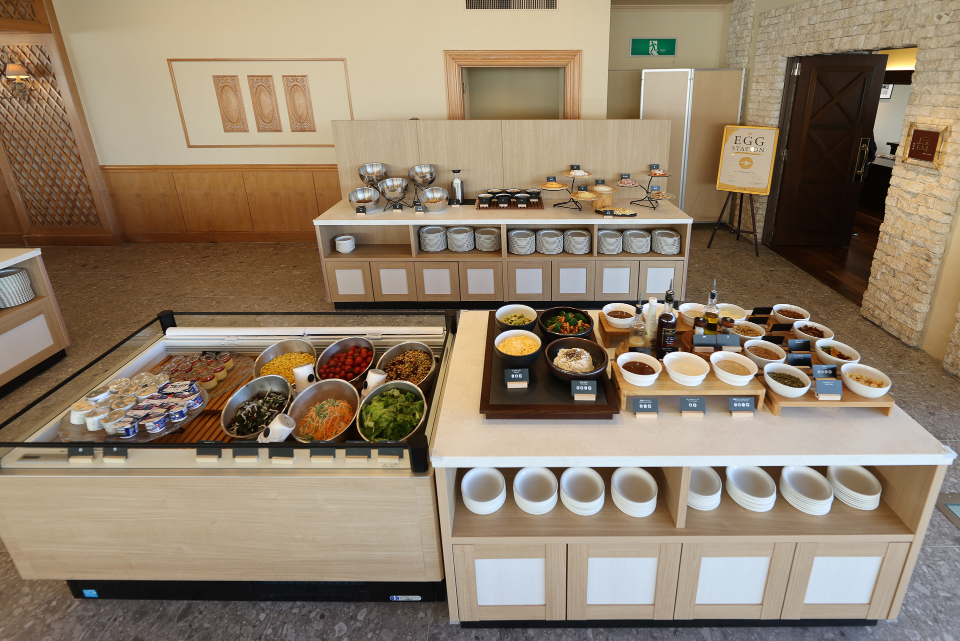朝食ビュッフェのサラダコーナー。ドレッシング、チーズ、ヨーグルトなども豊富に揃える