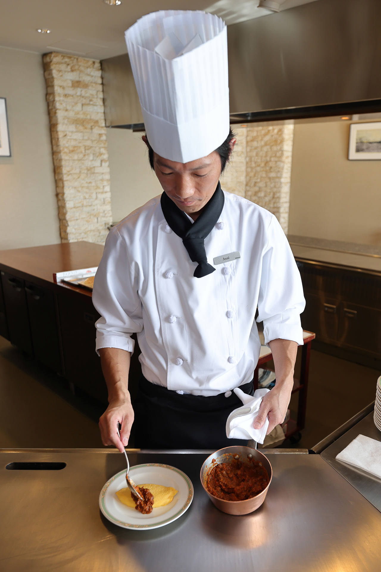 こちらは鉄板焼「岳」で朝食のオムレツを調理する様子。眼の前で仕上がっていく様子も楽しみたい