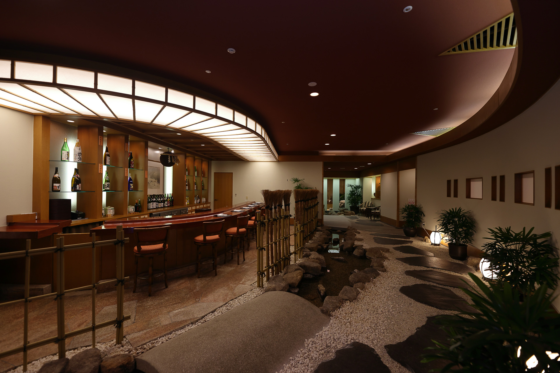 日本料理「和氣」。この「SAKE Bar」では寿司や飛騨牛、地酒が愉しめるという