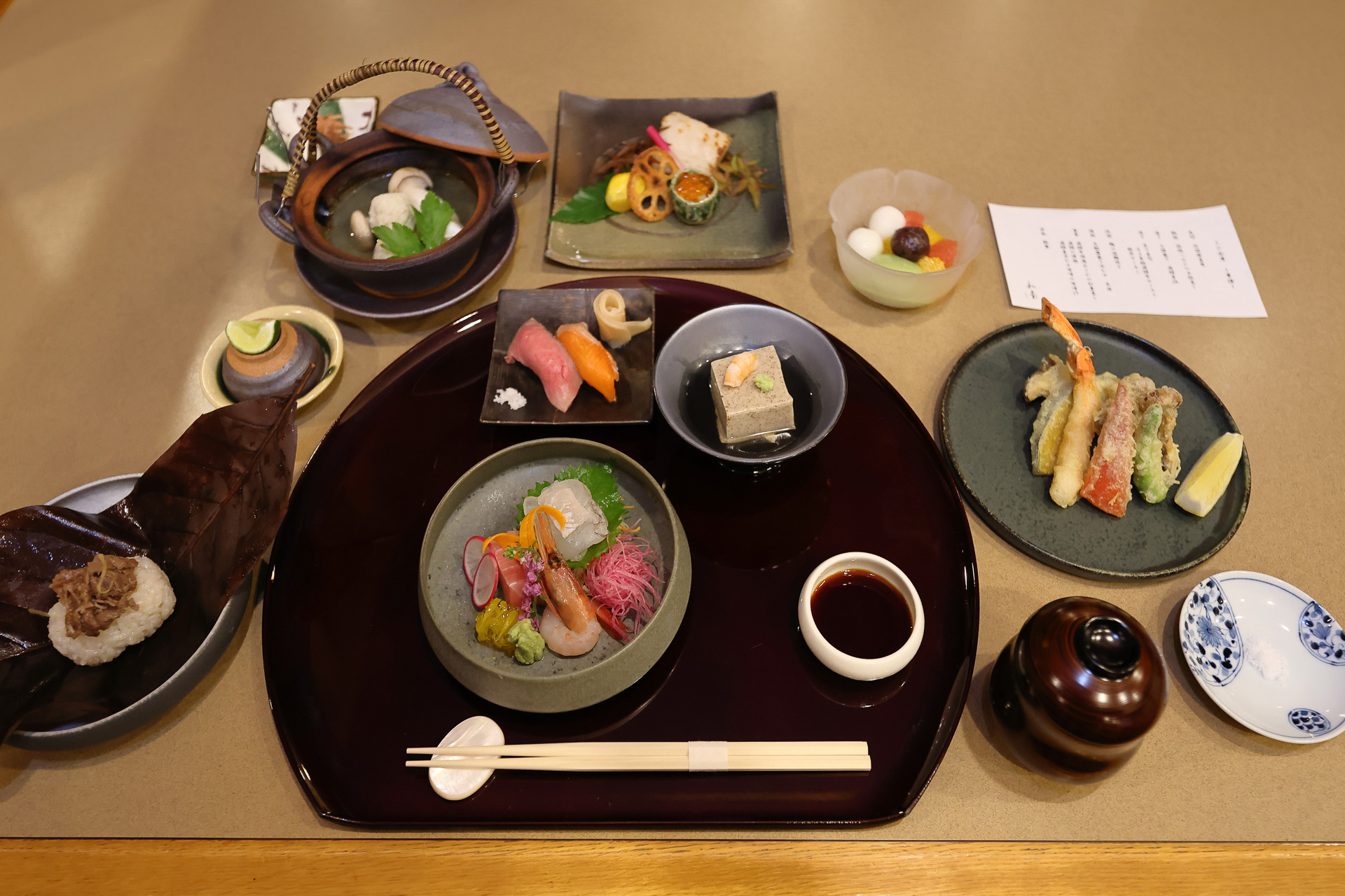 ランチツアー御膳の一例。団体バス旅行などの昼食に組み込んだ際のメニューで、予算や希望によってアレンジできる