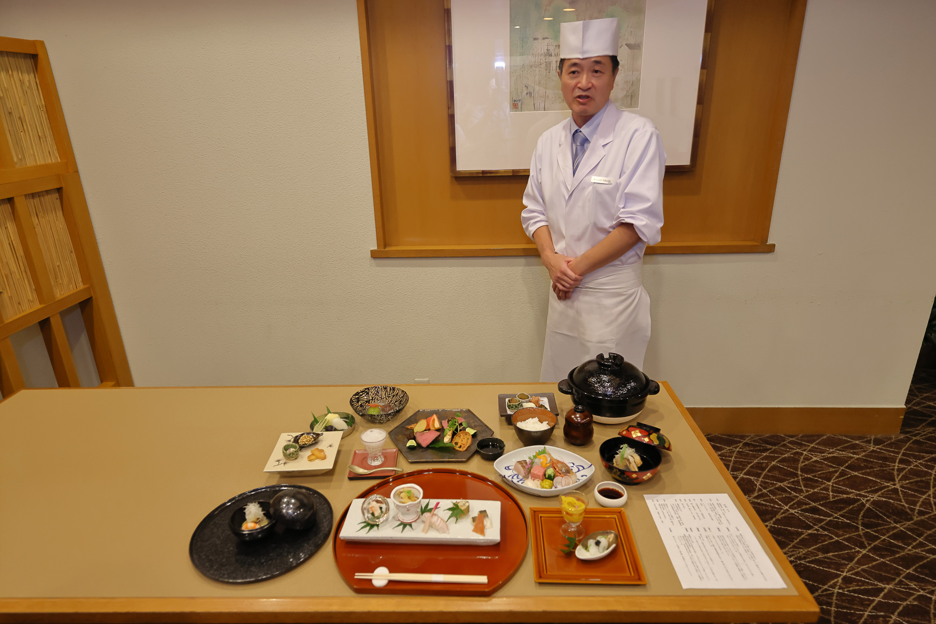 和食料理長の竹田輝好氏。「水が育む飛騨の山里の恵みと日本海の海の幸を料理に表現しました。水の情景を映し出す器にもこだわり、一皿ごとに物語を感じていただけるよう仕立てています」とコメント