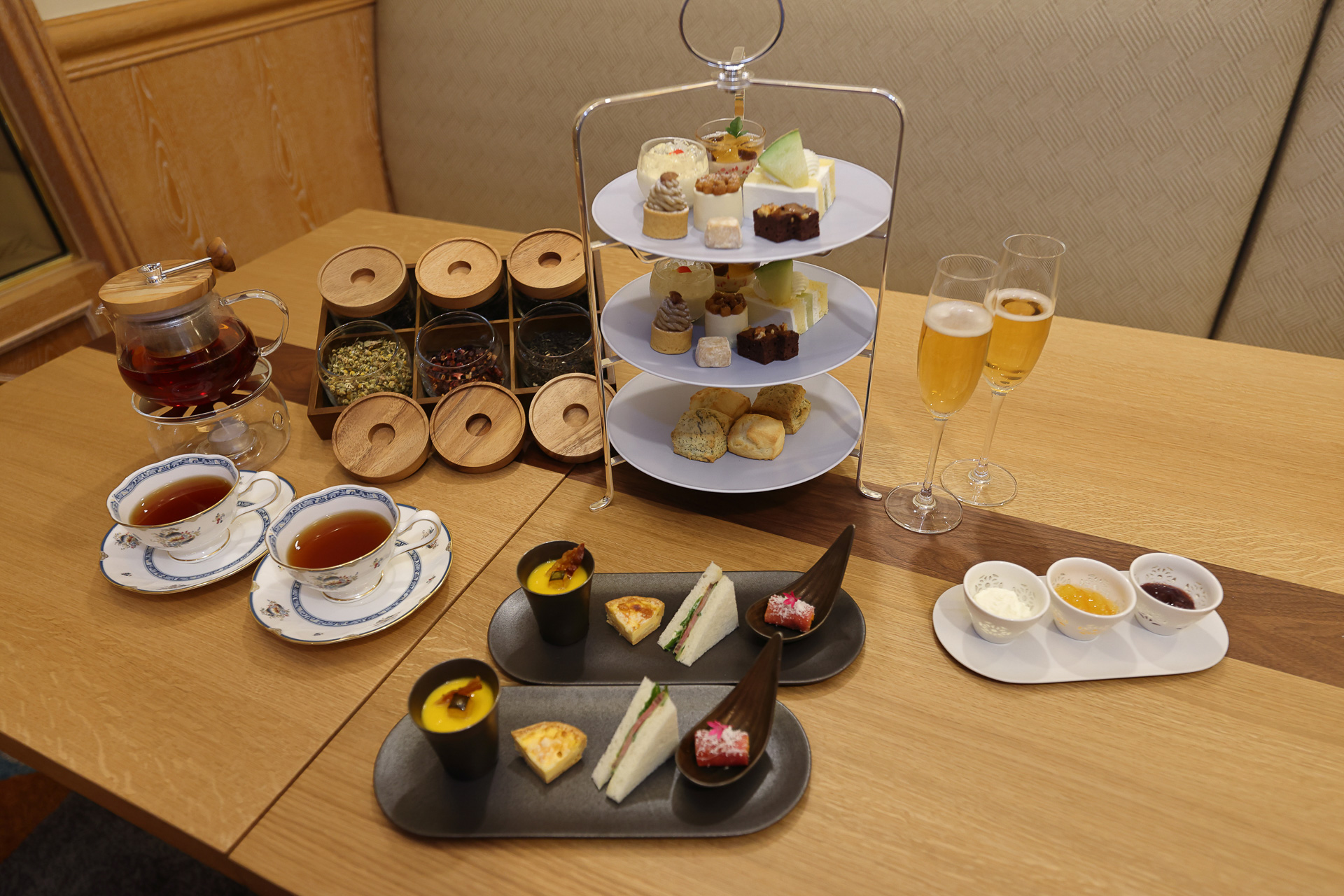 シードルのムース、スコーン、セイボリーなどが楽しめるアフタヌーンティー。紅茶はもちろん、コーヒーもオススメ