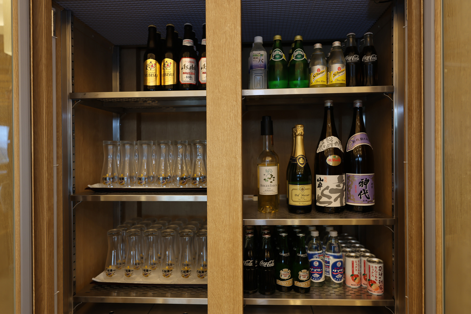 ドリンクは、ソフトドリンク（ホット・アイス）はもちろん、ビールや地酒なども用意
