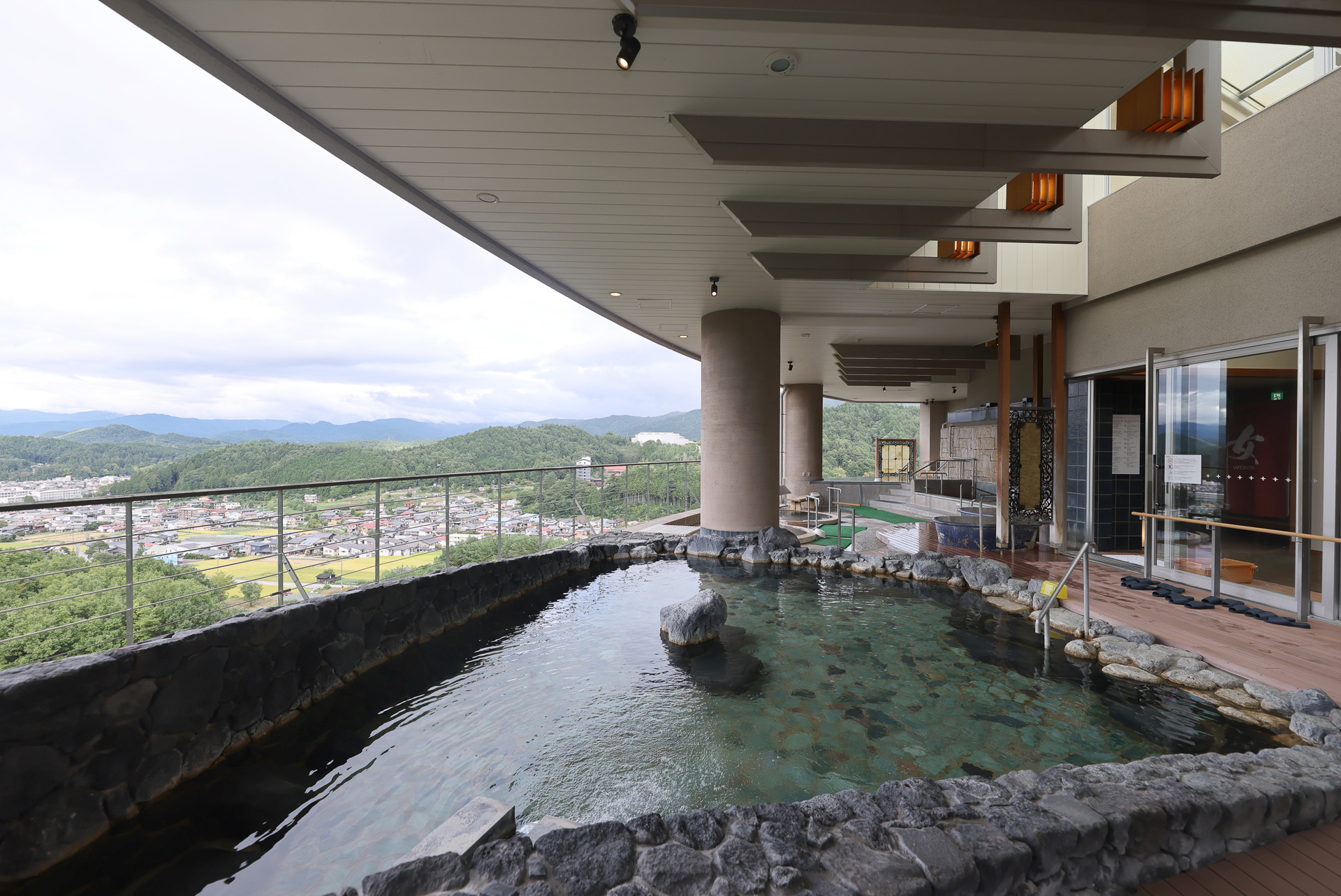 眺望抜群の「天の湯」