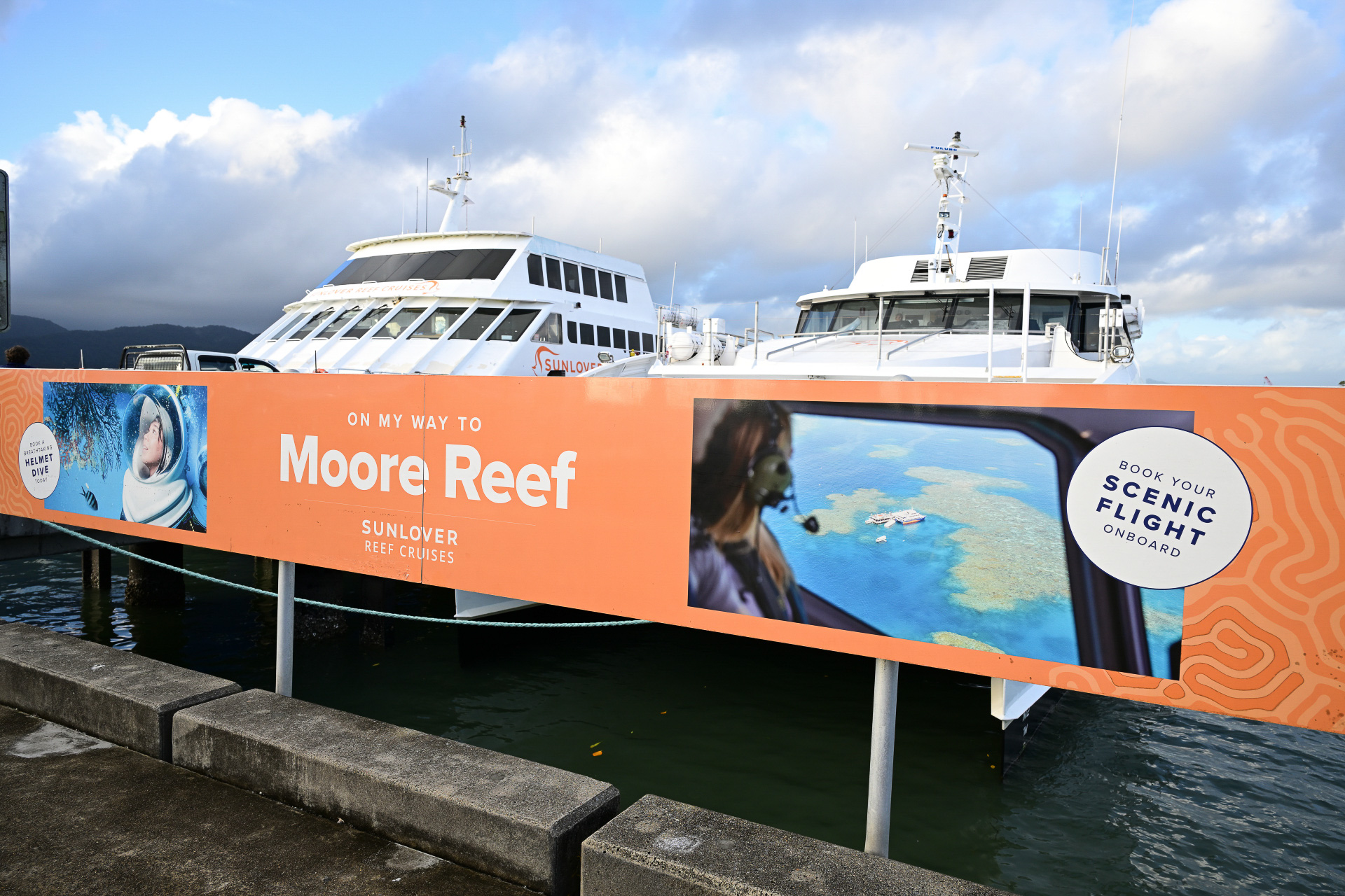 Moore Reefを案内するSunlover Reef Cruisesの看板が掲げられた桟橋。各社接岸する場所が決まっているので分かりやすい