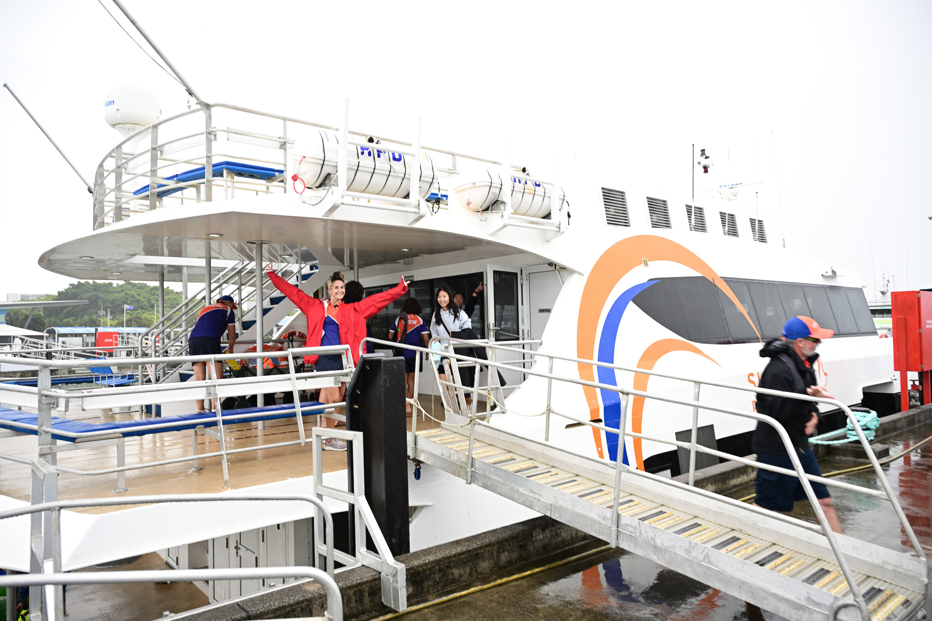 Cairns Marlin Marinaへ接岸して下船。クルーが手を振って見送ってくれた