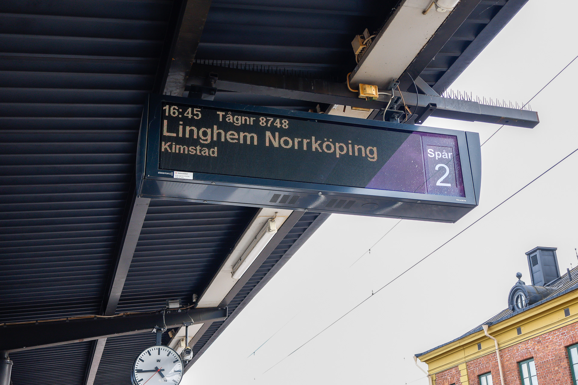 スウェーデンの長距離列車では、発車標に行先や運行会社（同じ線路で複数の運行会社が混在しているため）だけでなく、列車番号も表示しているのがおもしろい。「Tagnr 8748」がそれだ