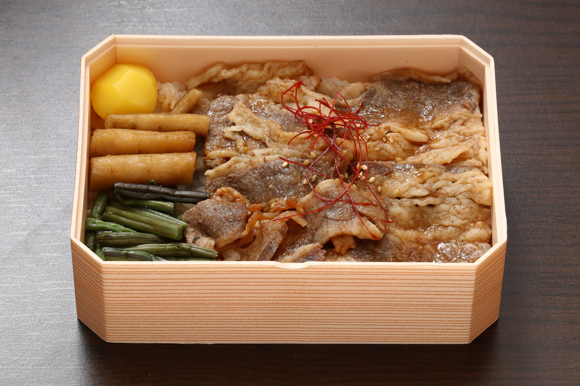 四角い弁当箱に几帳面に並べられた感じが気持ちいい