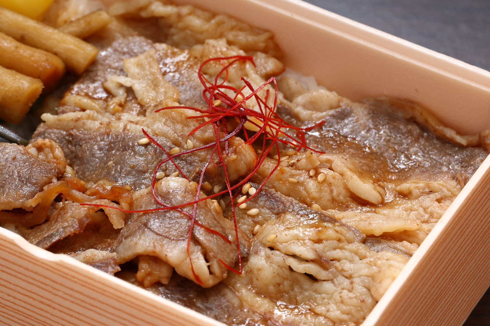 焼き肉はご飯が進む濃いめの味付け。赤い糸状のものは糸切り唐辛子