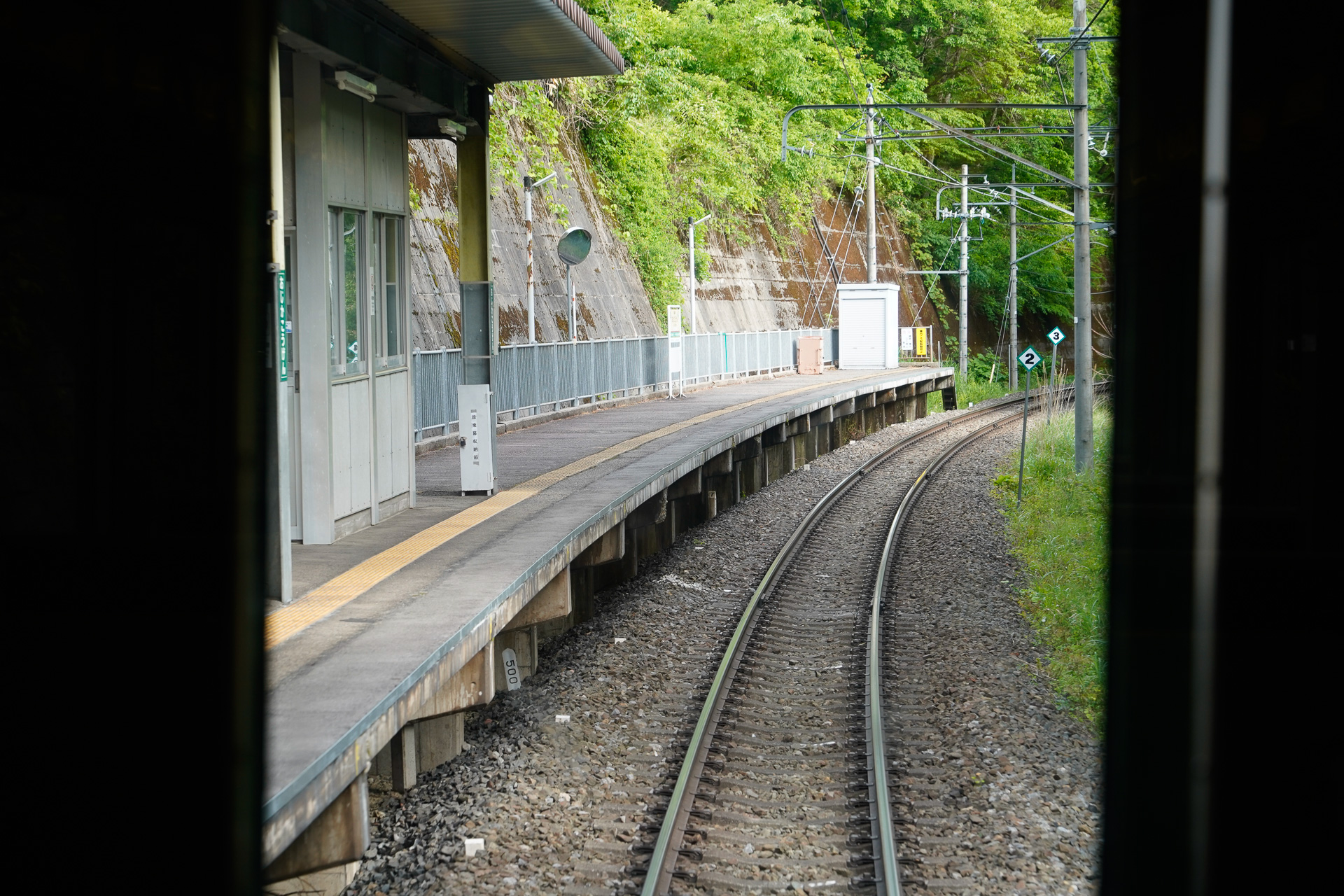 野岩鉄道・会津鬼怒川線の男鹿高原駅で。ホームの背後にある斜面をコンクリートで固めてある様子が分かる