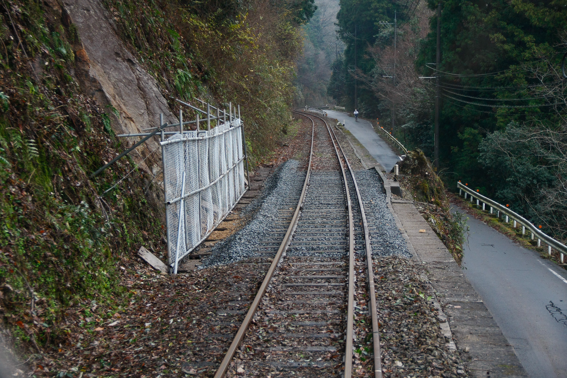 在りし日の三江線で。降雨で線路際の斜面が崩落して土砂流入が発生、それを取り除いて復旧した直後（2010年12月18日）の撮影。柵の左側が崩落部分で、修復した部分だけバラストが新しいので一目で分かる
