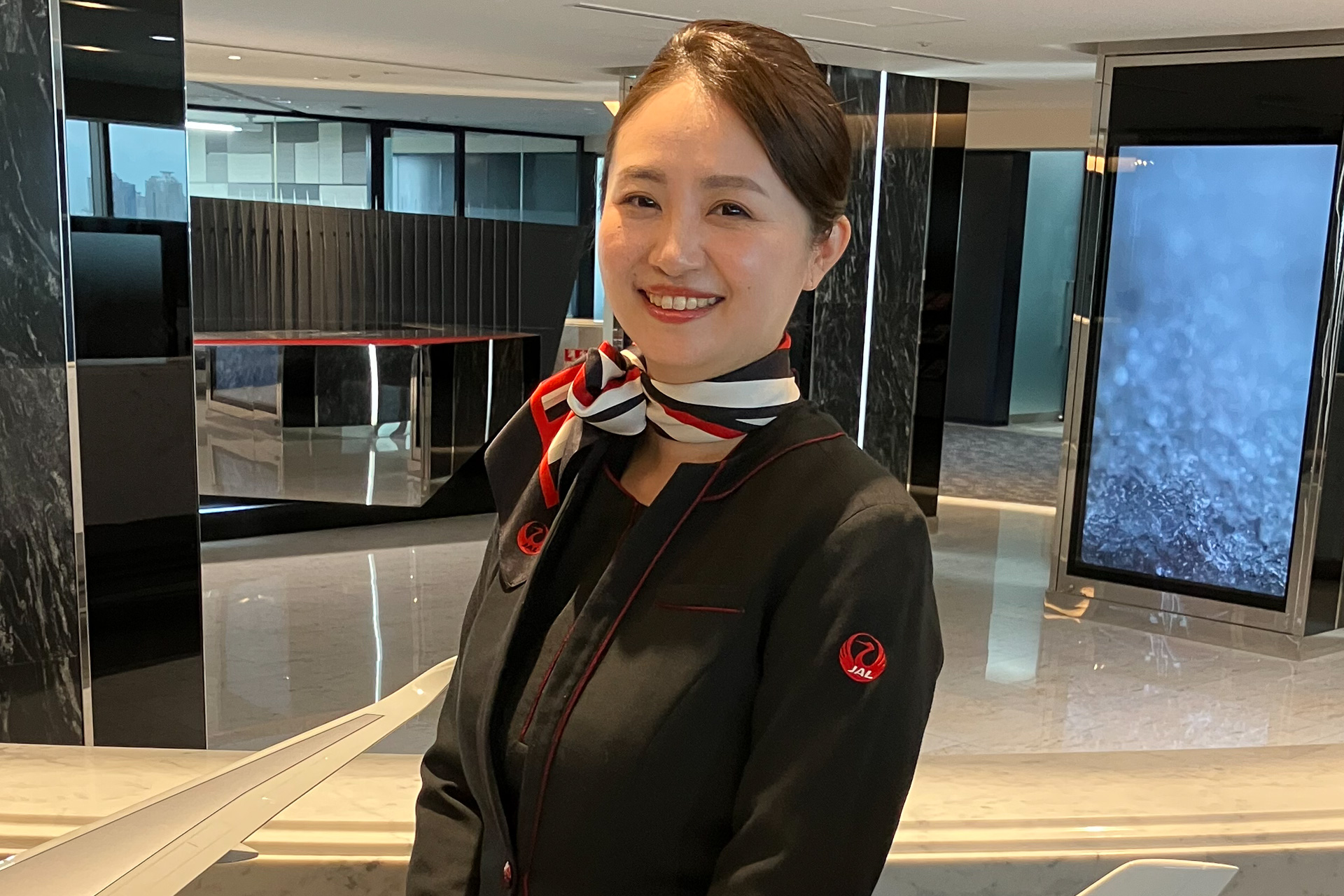 JALふるさとアンバサダーに地域の取り組みを聞いた。回答者は西日本支社JALふるさとアンバサダーの菅原珠望さん