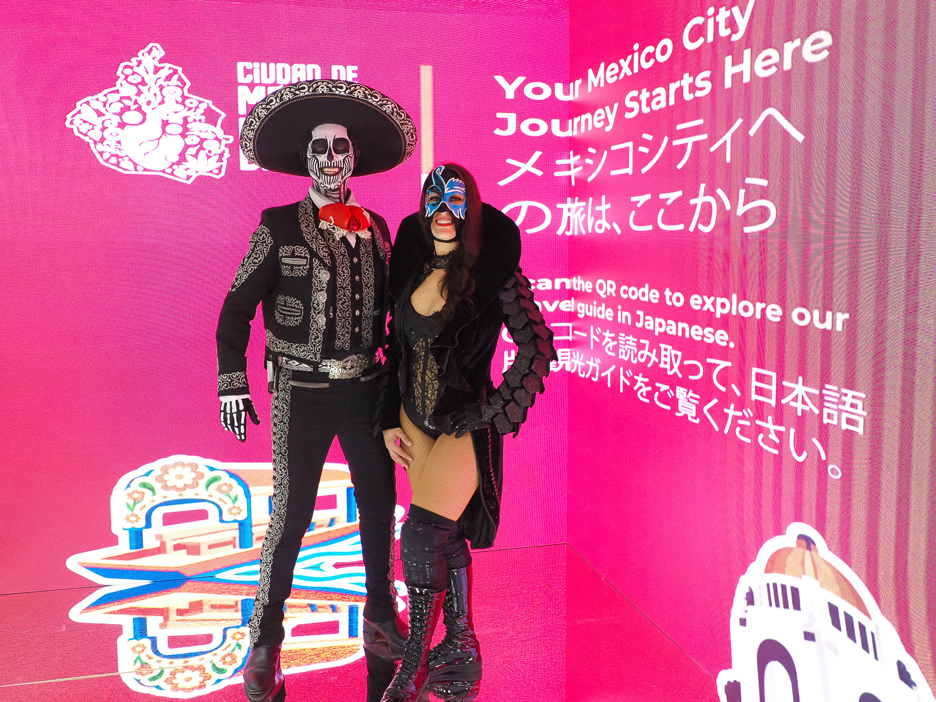 メキシコブースでは、伝統的なチャロと呼ばれるメキシコの騎馬文化を象徴する衣装を着て、スカルメイクをした男性と、女性の覆面プロレスラーがいて、声をかければ一緒に記念撮影に応じてくれる