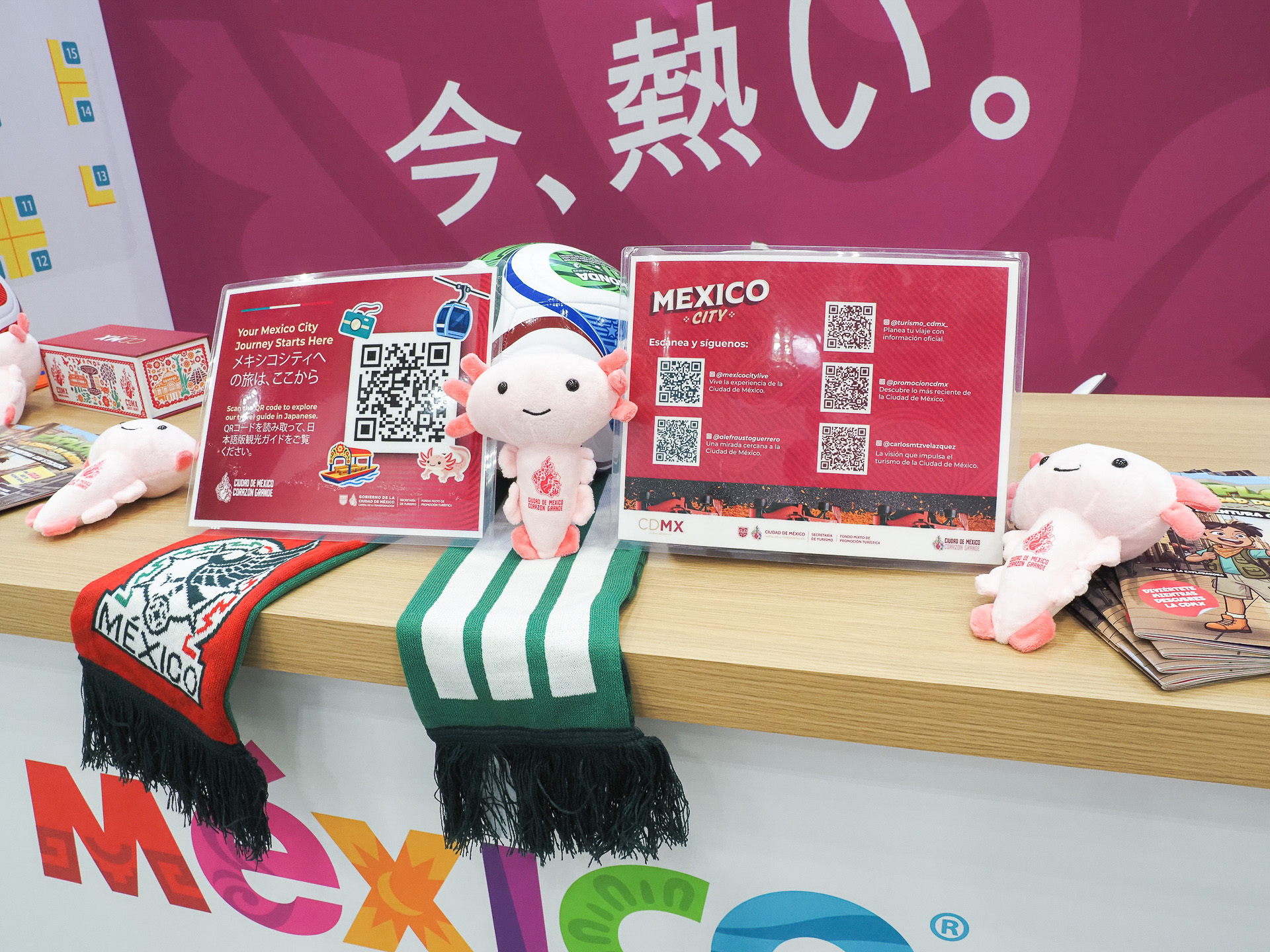 メキシコの関連SNSをQRコードで掲示。フォローするとプレゼントも