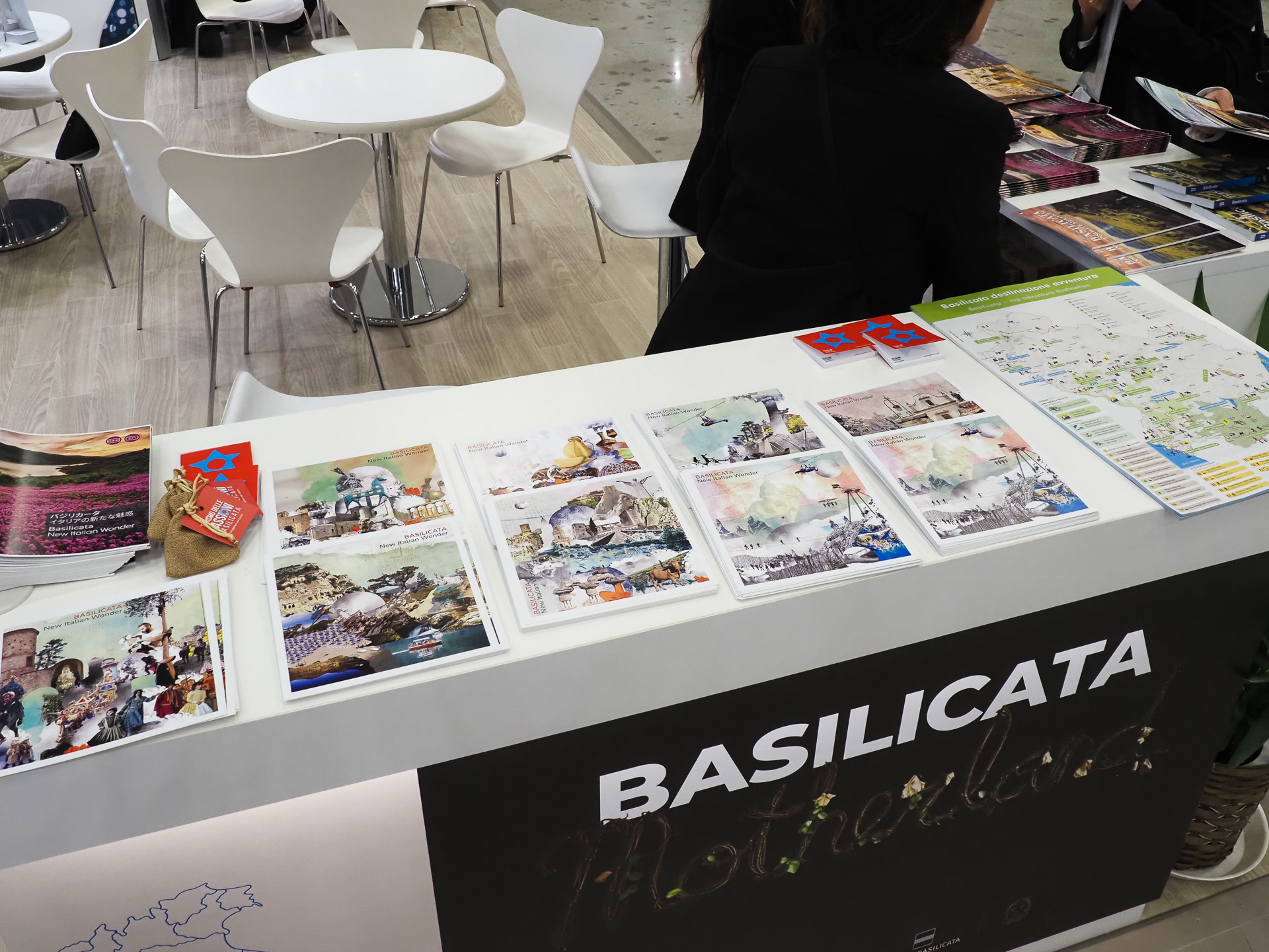 イタリア南部にある「バジリカータ」では美しい絵ハガキを配布