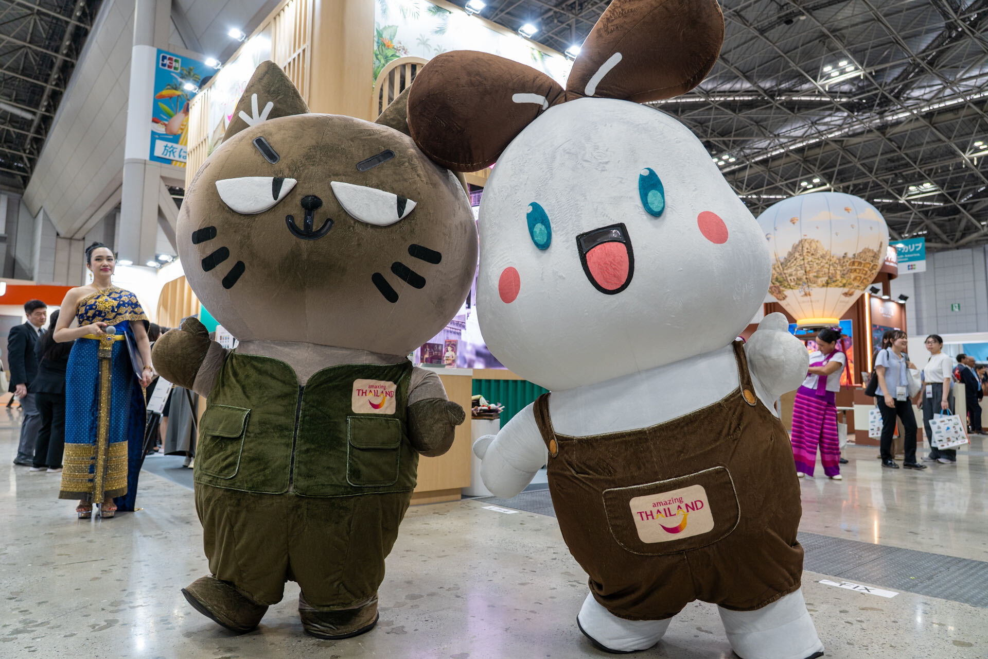 TATマスコットキャのハッピーちゃん（右）とスマイルちゃん（左）にも会えるよ！