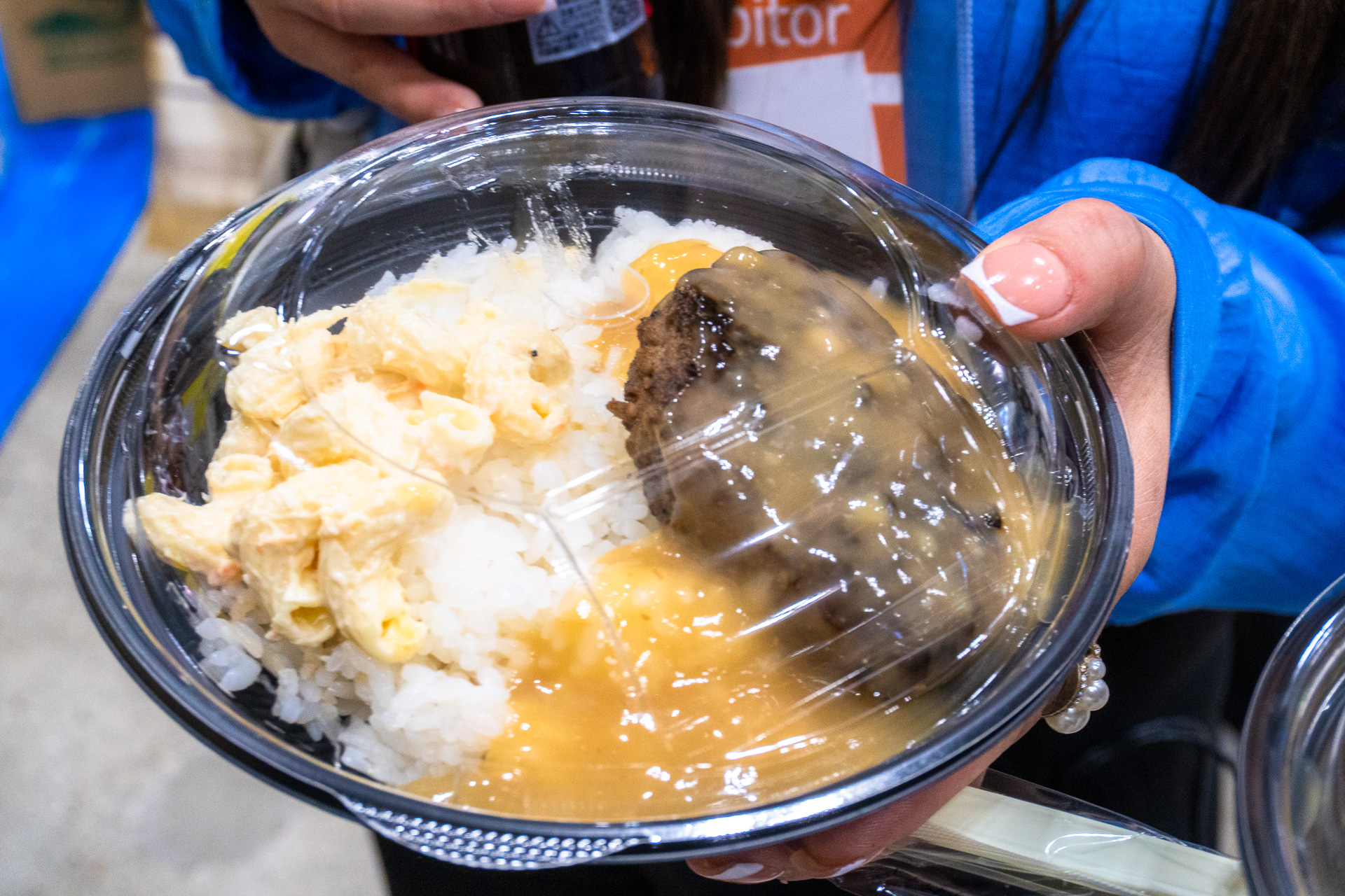 ハワイ発祥のプレートランチチェーン「エルアンドエルハワイアンバーベキュー」のロコモコプレート（ハンバーグ丼）。熱源の都合で今回は“目玉焼きなし”での提供となるが、本国のシェフ直伝の味を楽しめるという
