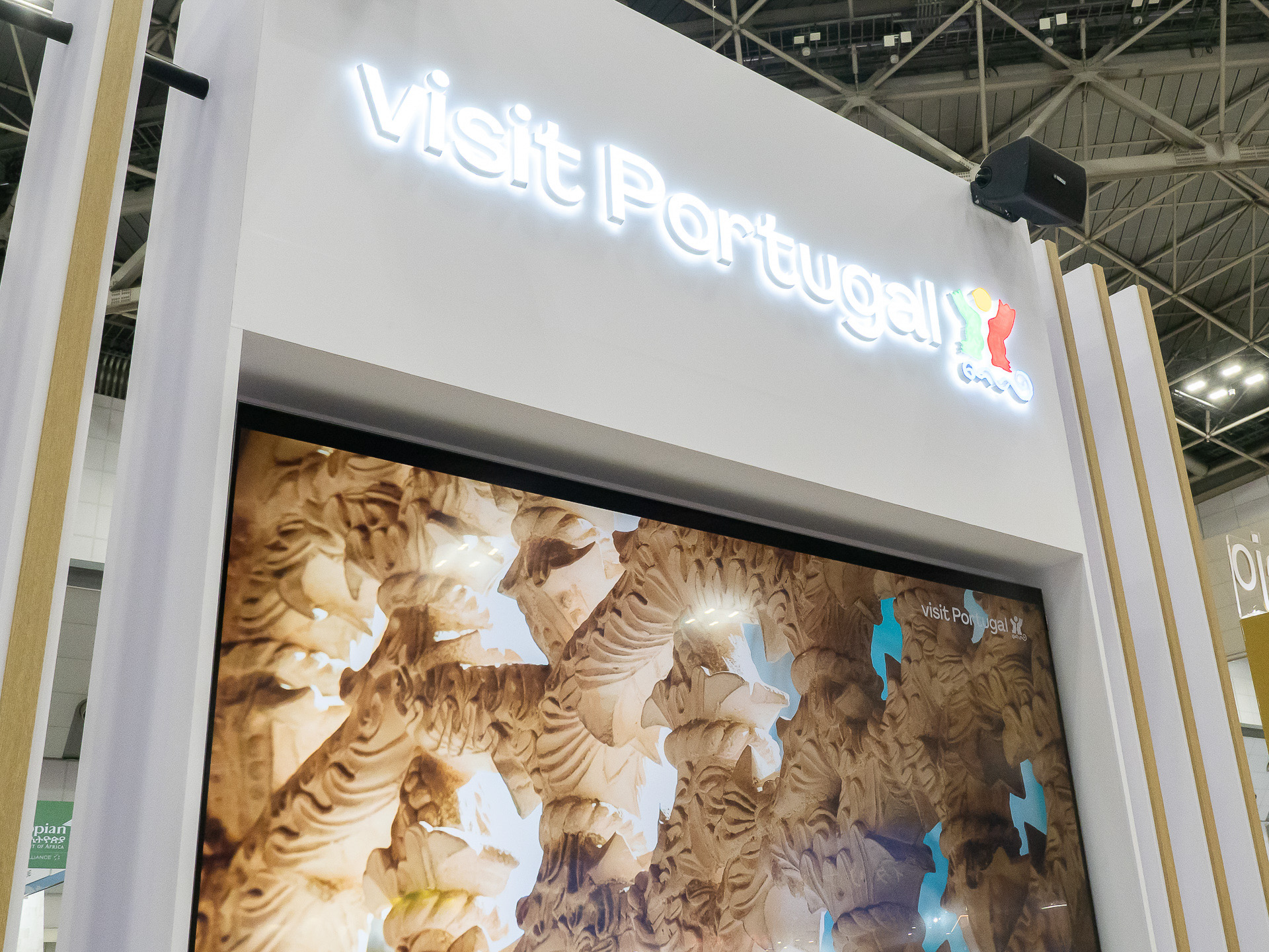 「Visit Portugal」のロゴ。サイネージでは風景を映している