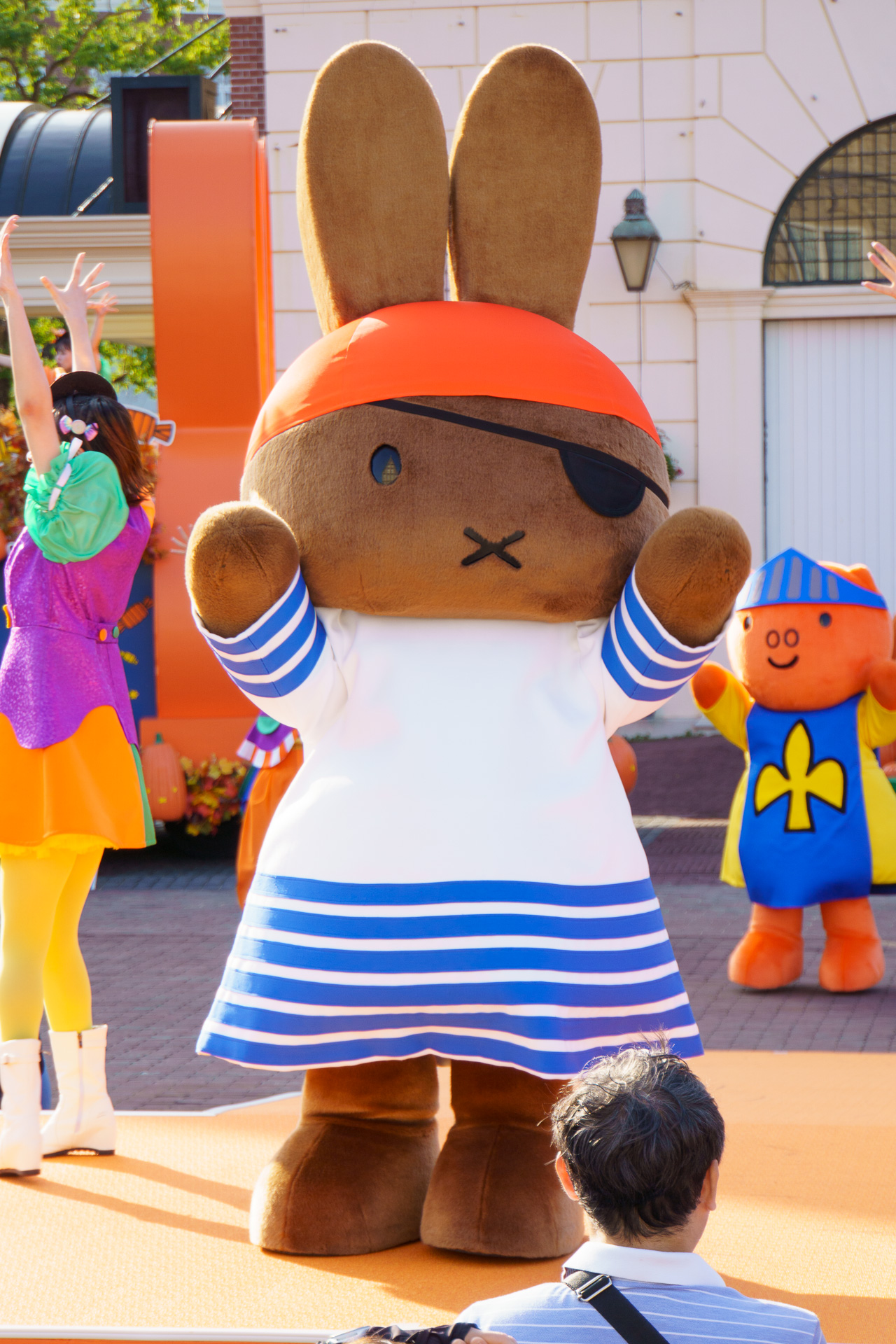 海賊の仮装をしたメラニー