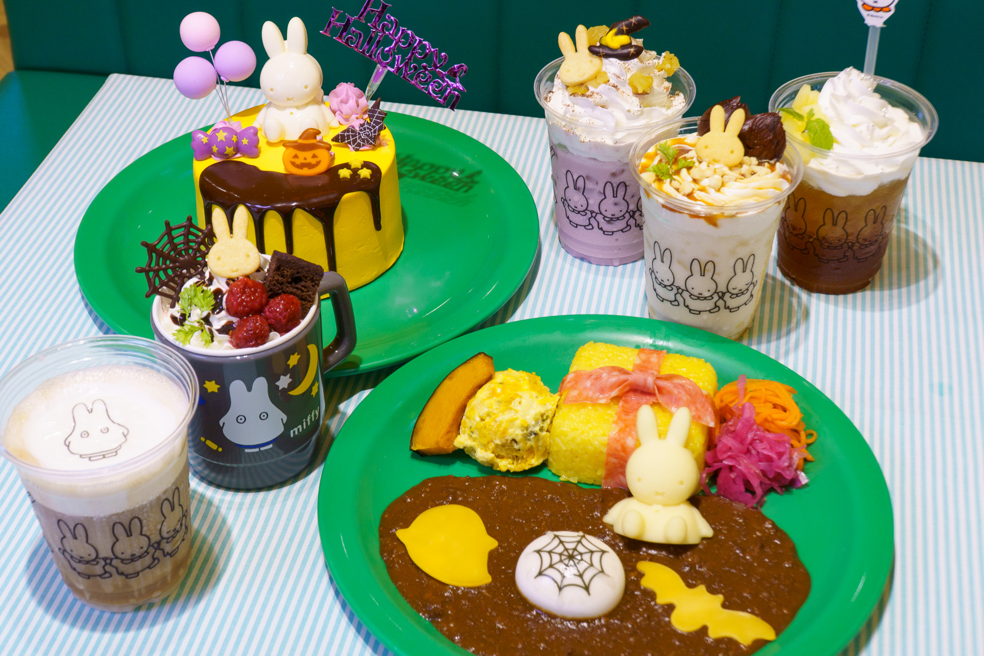 ハロウィン限定グルメの一例（カレーは一部食材を変更して提供）