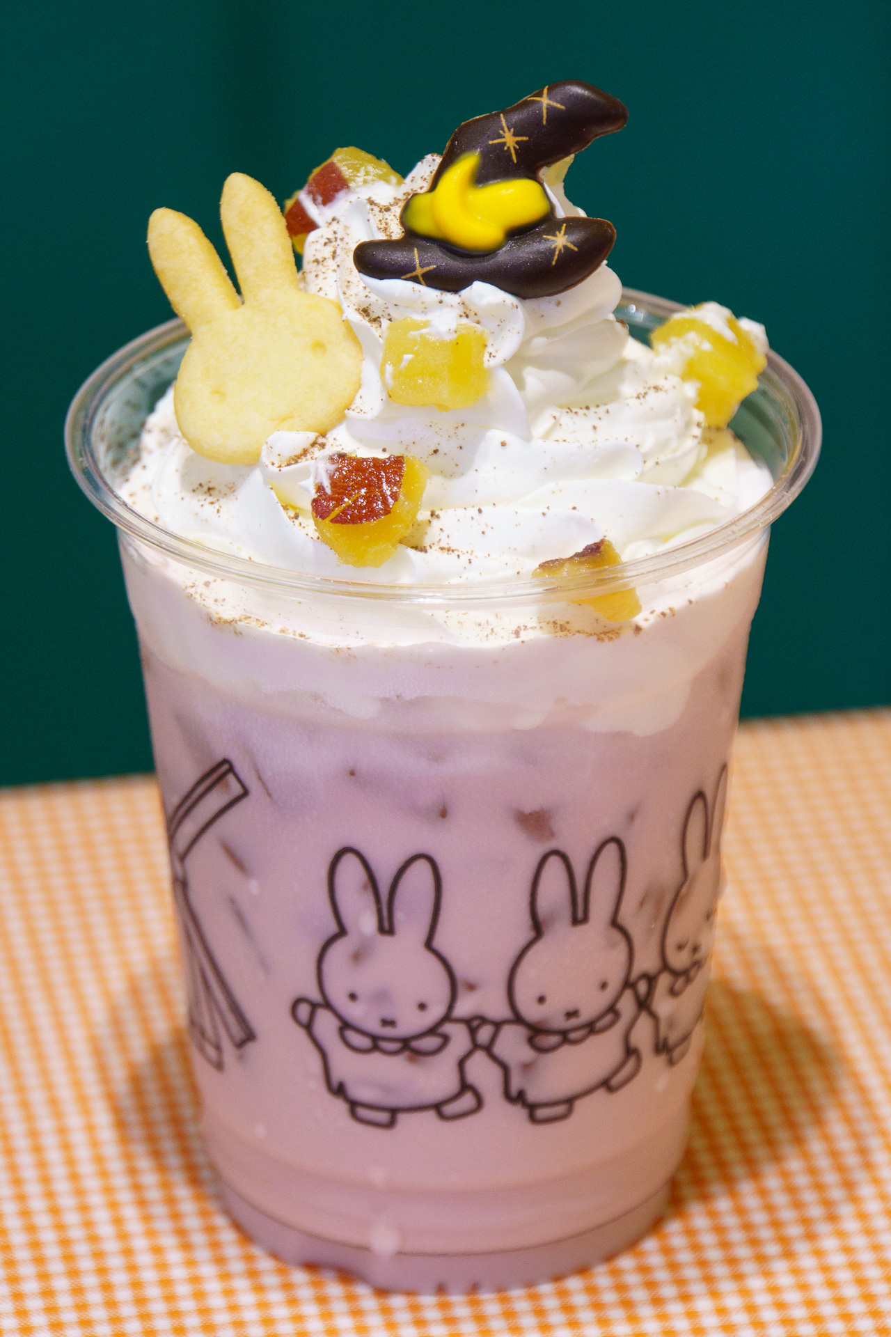 ミッフィーの紫芋ラテ（800円）