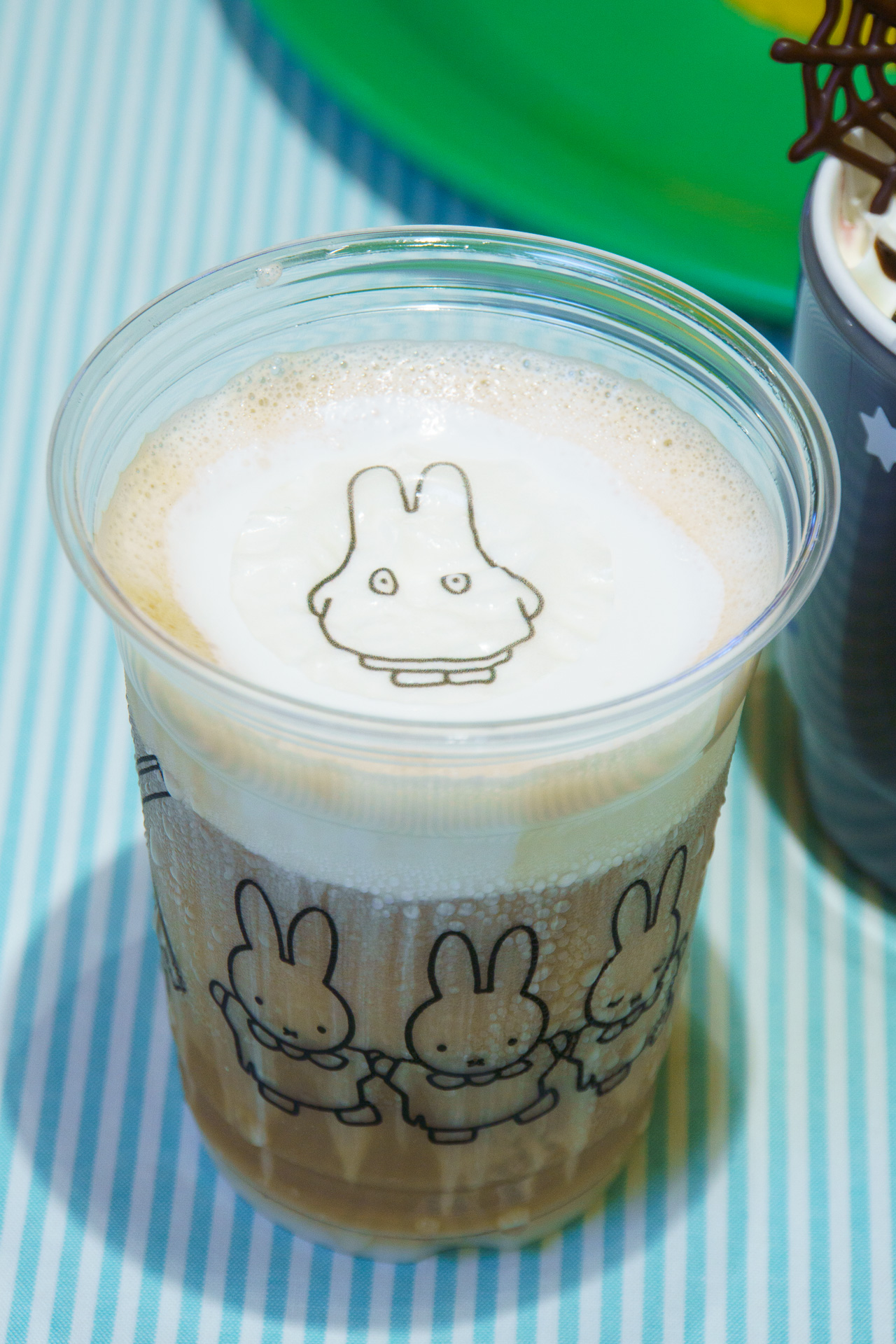 おばけミッフィーのふわふわホイップラテ アイス（600円）