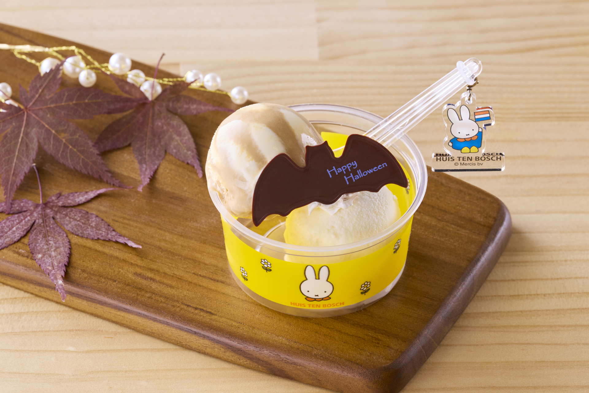 ミッフィーアイス ハロウィンver.（チャーム付き1400円、写真提供：ハウステンボス）