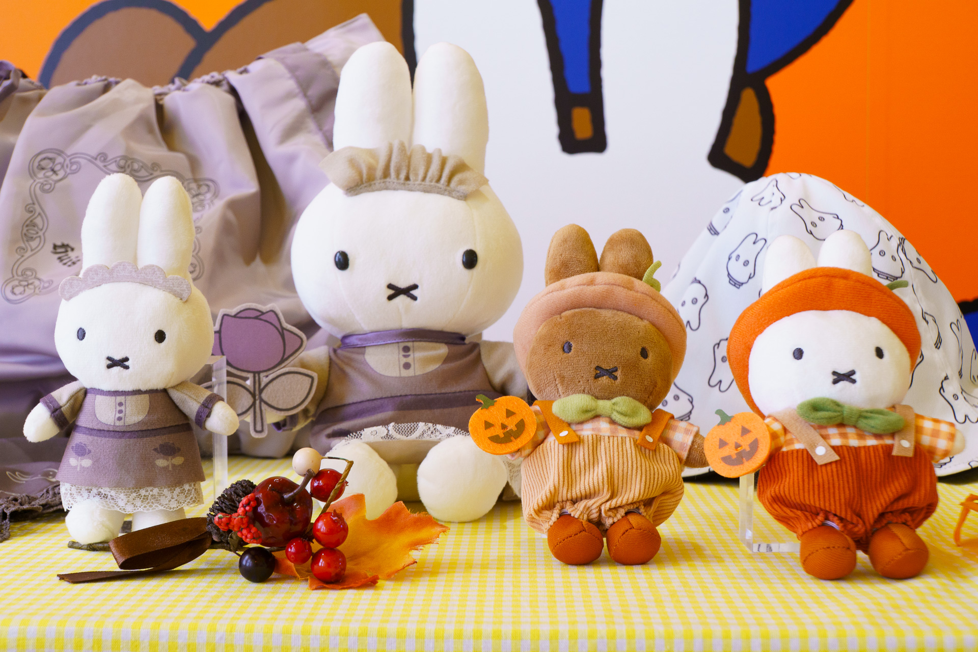 左から、miffy ハロウィンメイド マスコットキーチェーン（3000円）、miffy ハロウィンメイド ぬいぐるみ（4400円）、ハロウィン マスコットキーチェーン ミッフィー・メラニー（3600円）