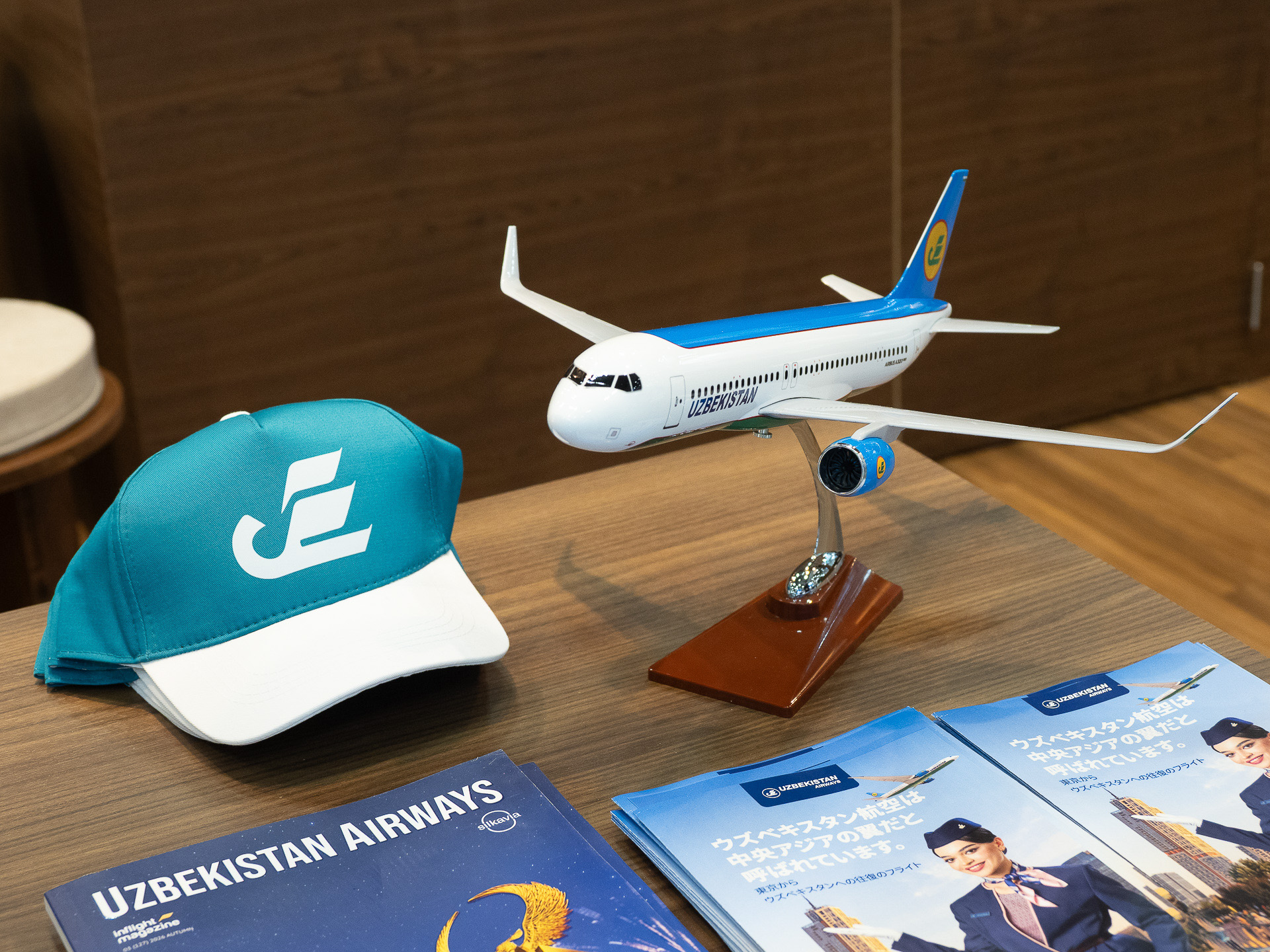 ウズベキスタン航空が出展。エアバス A320neoのモデルプレーン。オリジナルのキャップ配布
