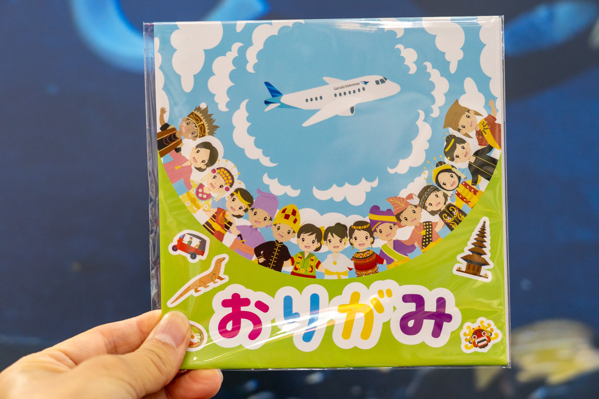 日本から大人気リゾートバリ島へ唯一の直行便を運航中のガルーダ・インドネシア航空は、お子さんに折り紙をプレゼント中