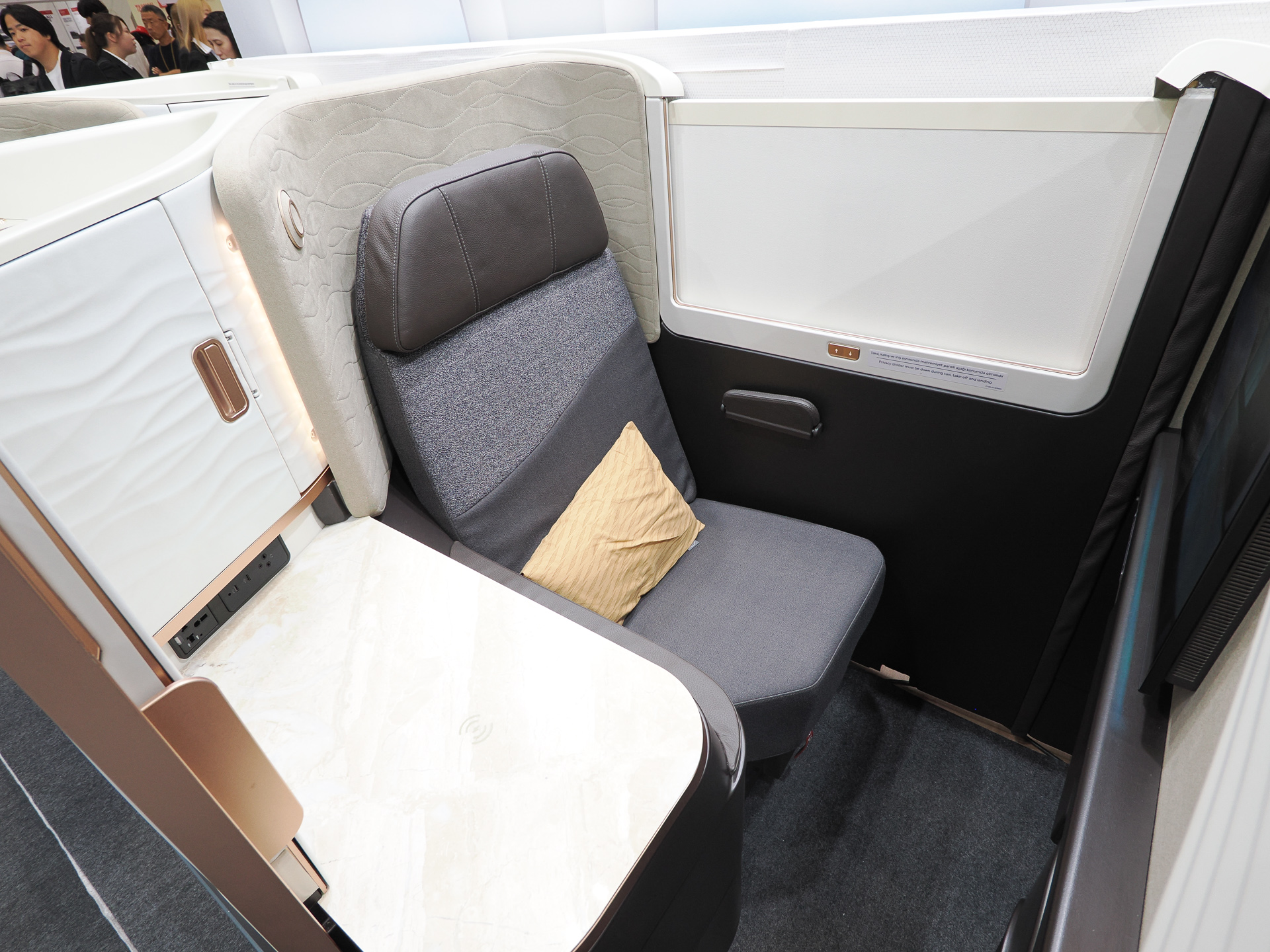 エアバス A350-900のビジネスクラスシートを試すことができる