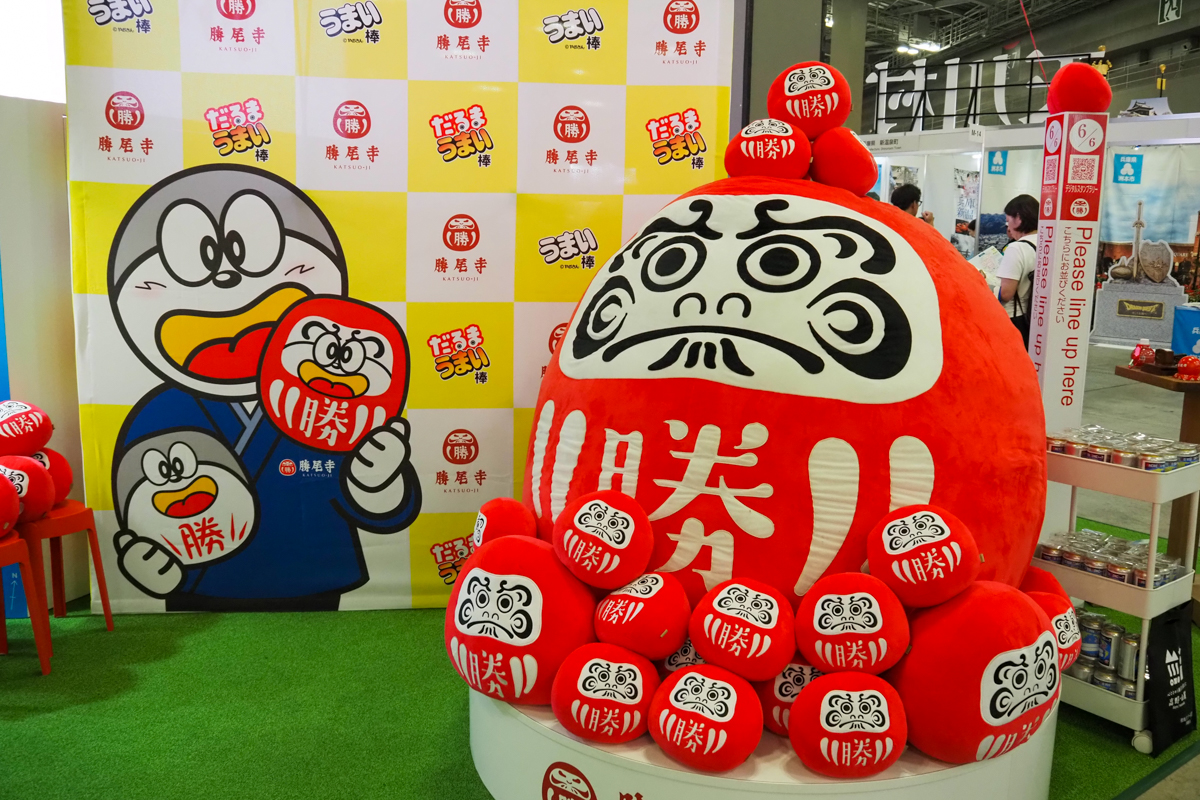 ブースではたくさんのダルマたちと「うまえもん」のフォトブースを用意