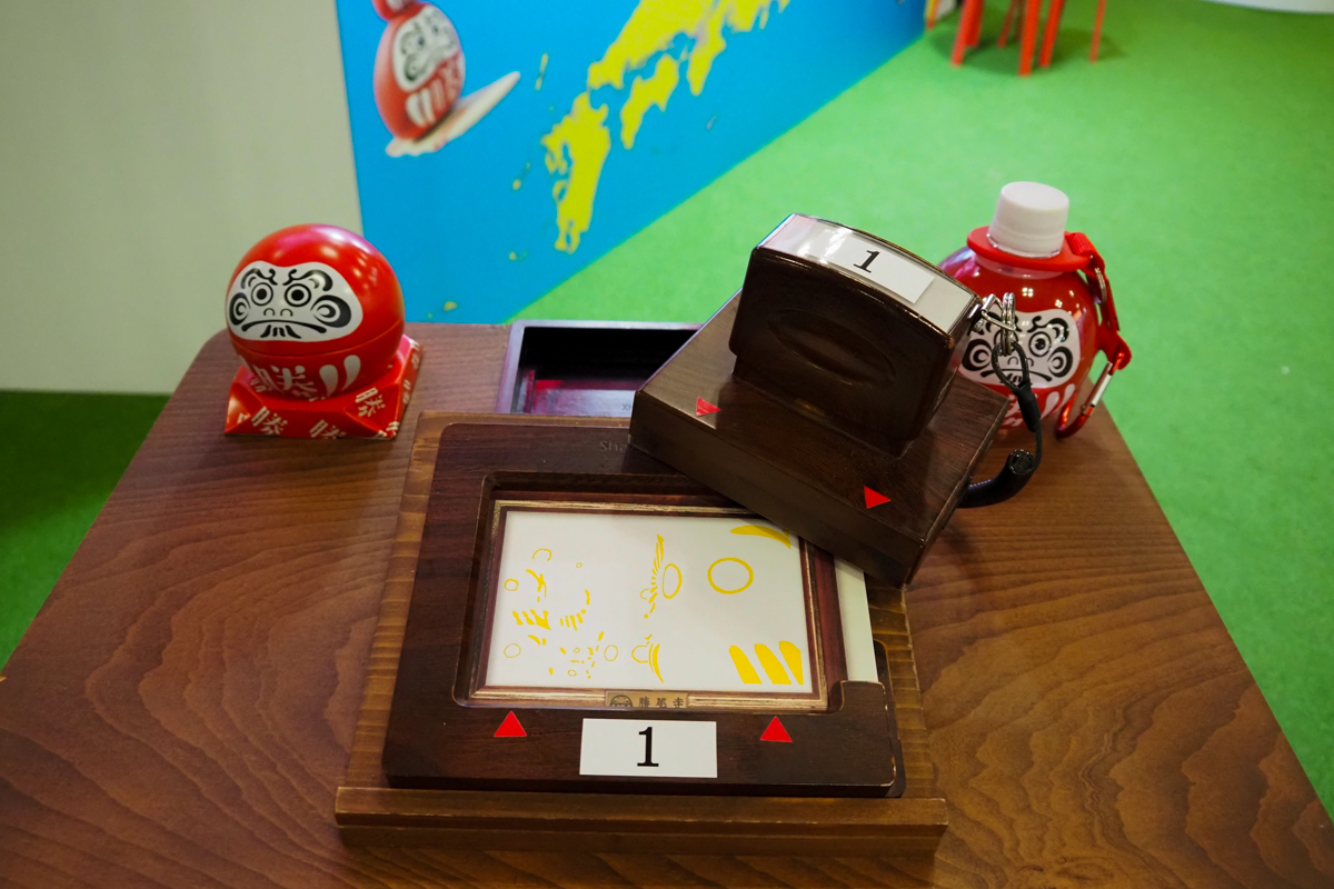 6か所にわたってスタンプを重ね押しする。浮きあがってくる絵柄を見ているだけで楽しい