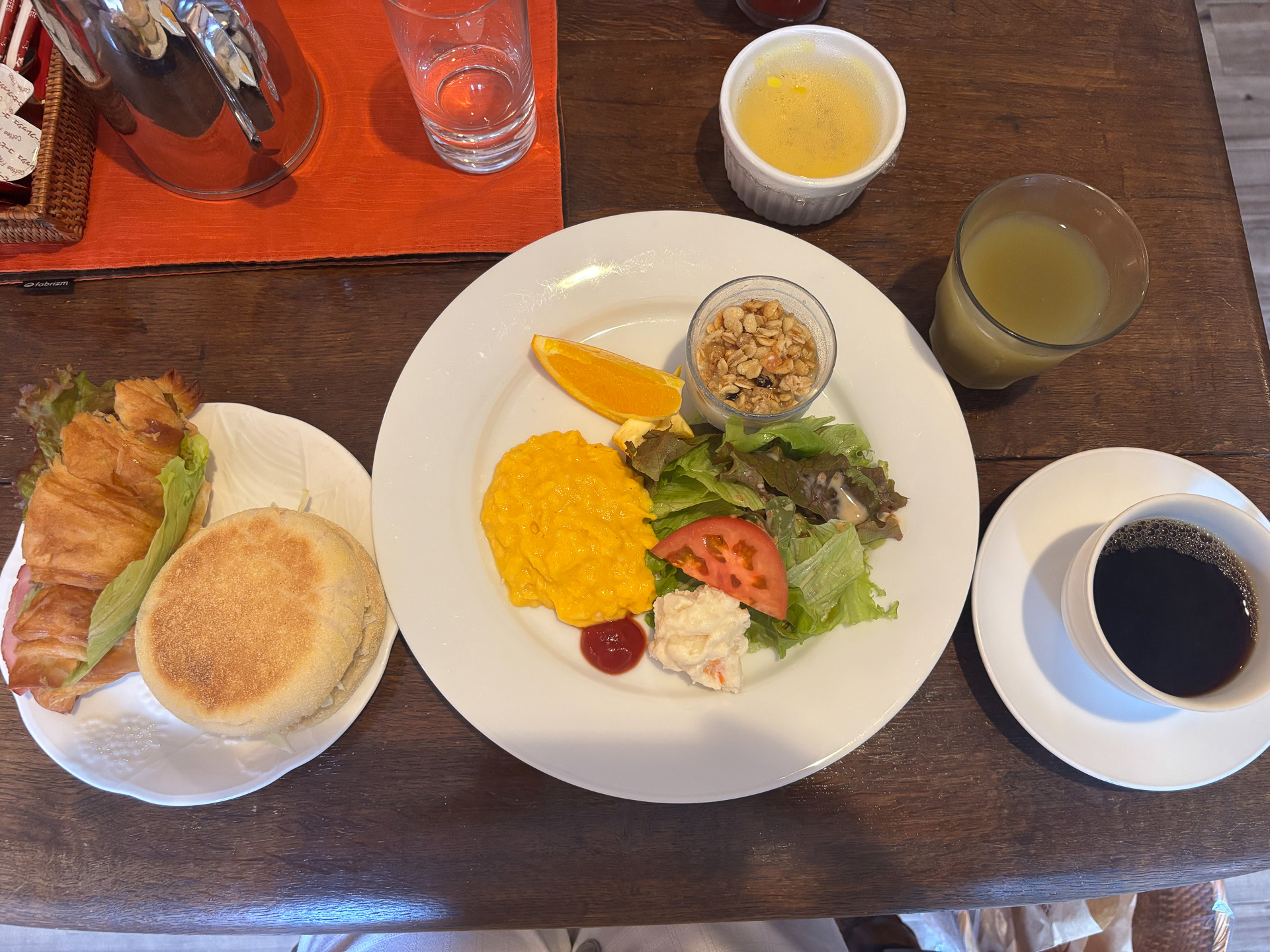 サンドイッチ2種とスクランブルエッグの朝食