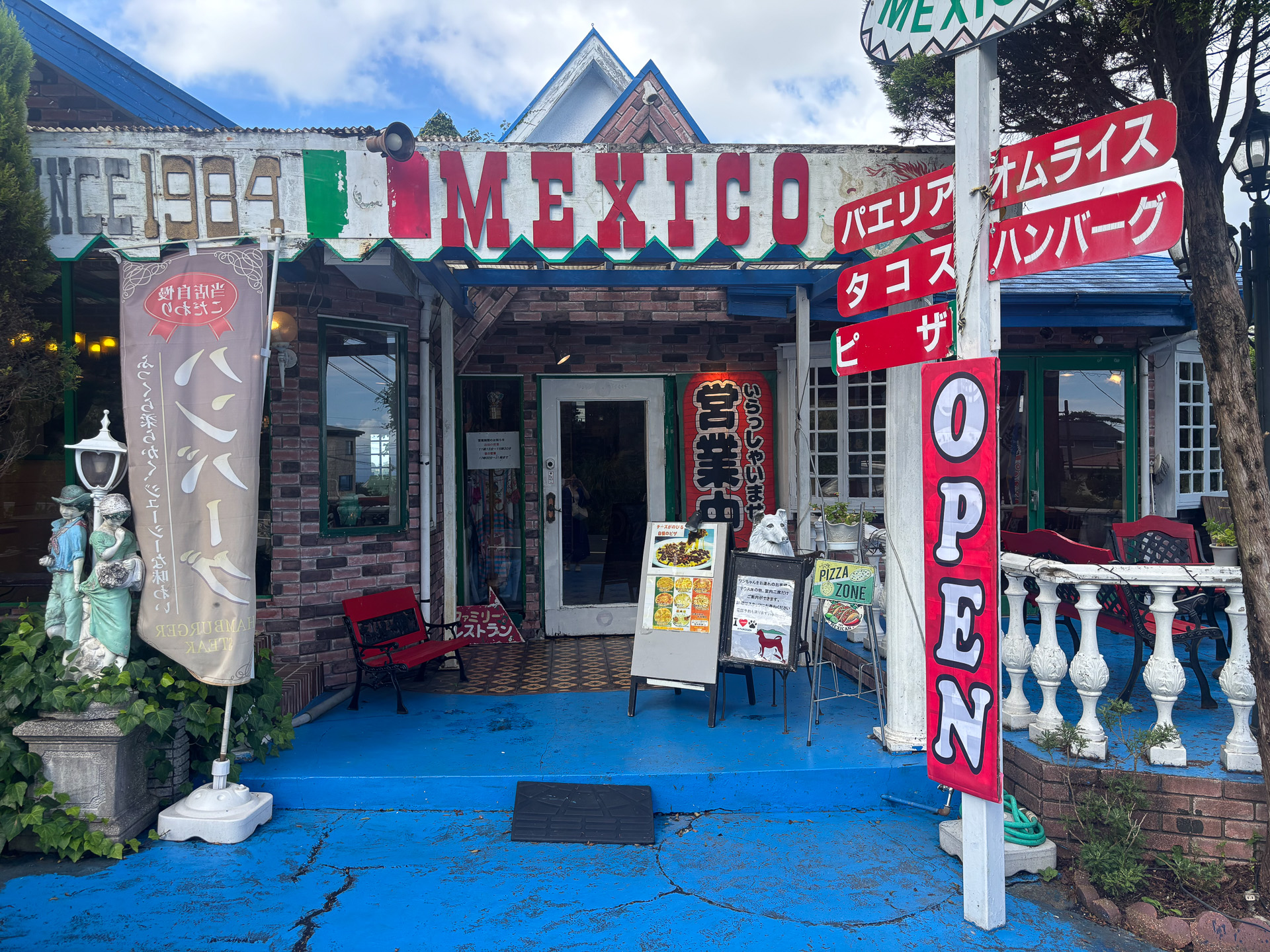 ファミリーレストラン メキシコ入口
